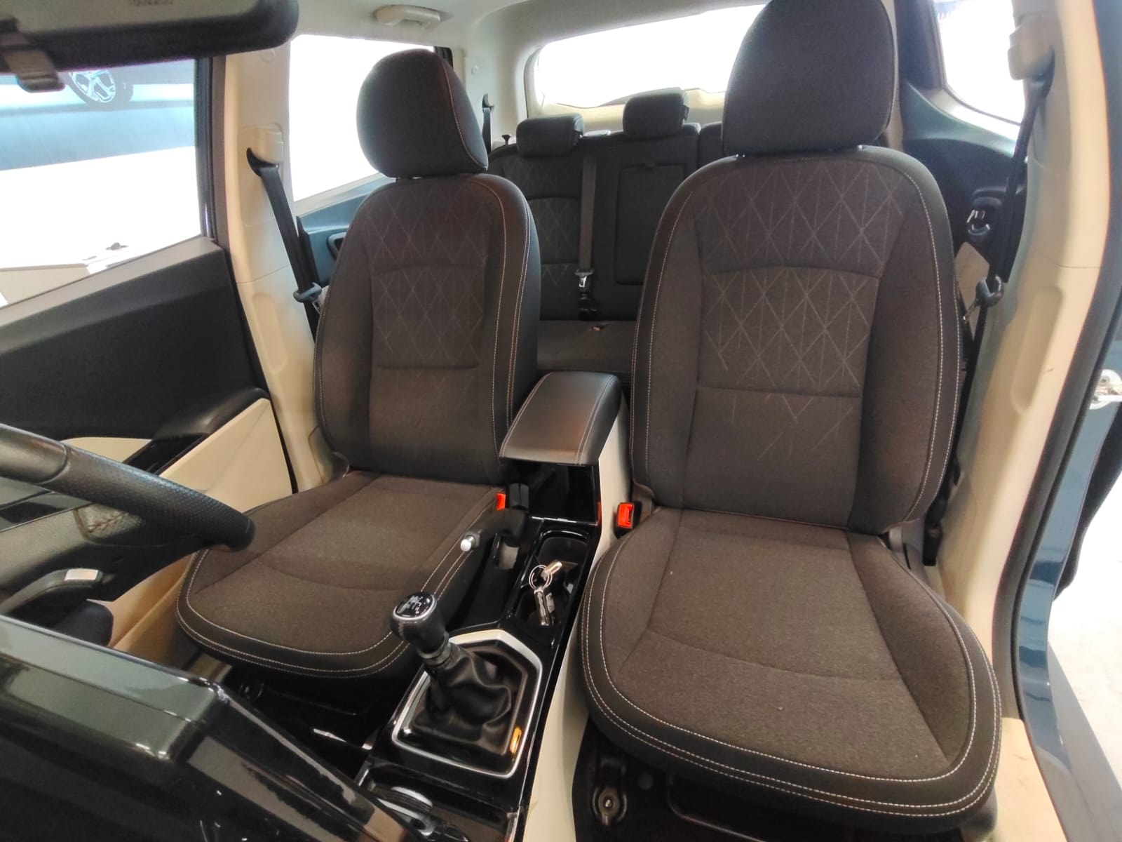View 2024 Mahindra XUV 3XO AX5 1.5 Turbo Diesel Image 3 Used 2024 Mahindra XUV 3XO AX5 1.5 Turbo Diesel Image 3