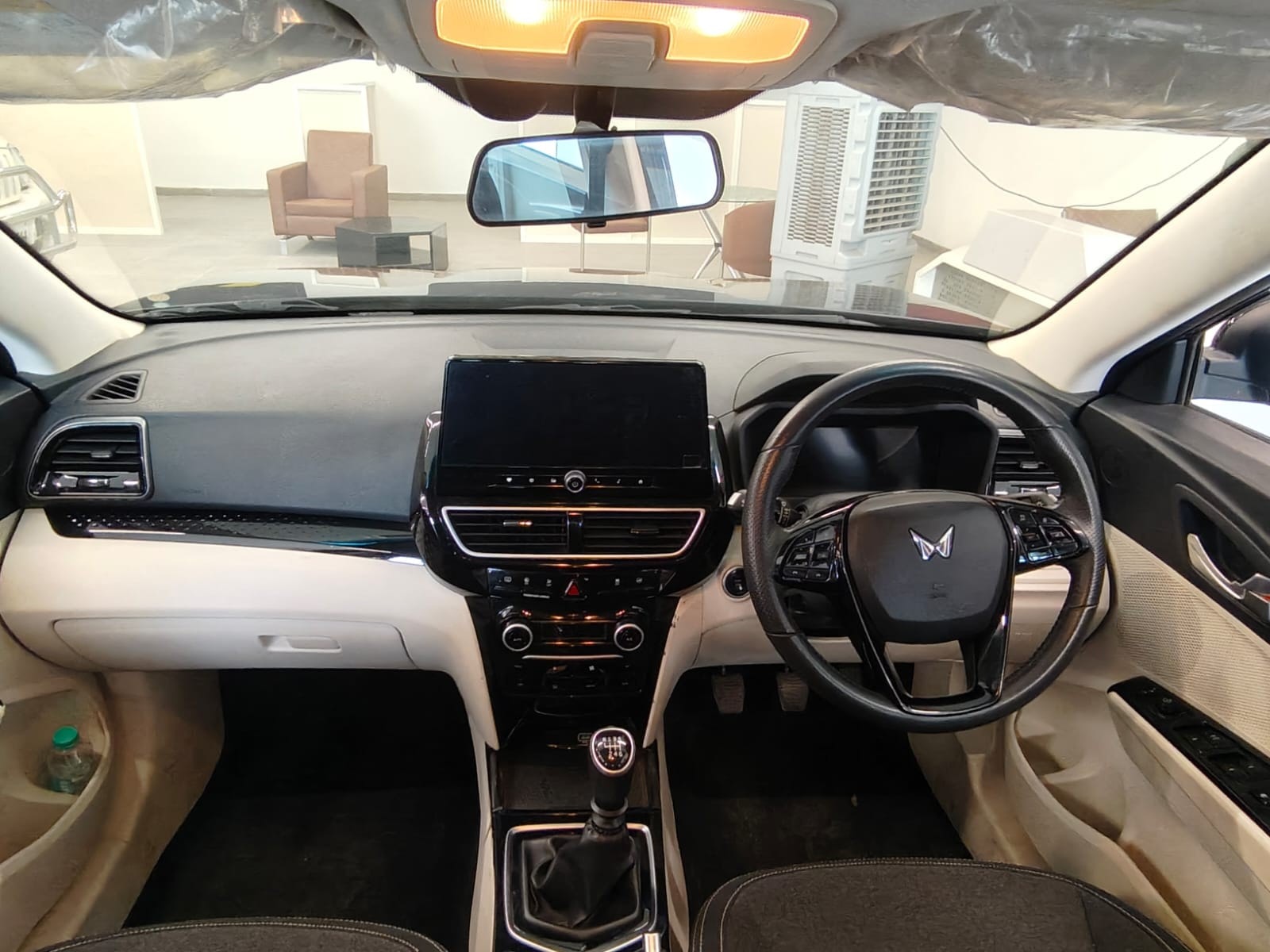 View 2024 Mahindra XUV 3XO AX5 1.5 Turbo Diesel Image 9 Used 2024 Mahindra XUV 3XO AX5 1.5 Turbo Diesel Image 9