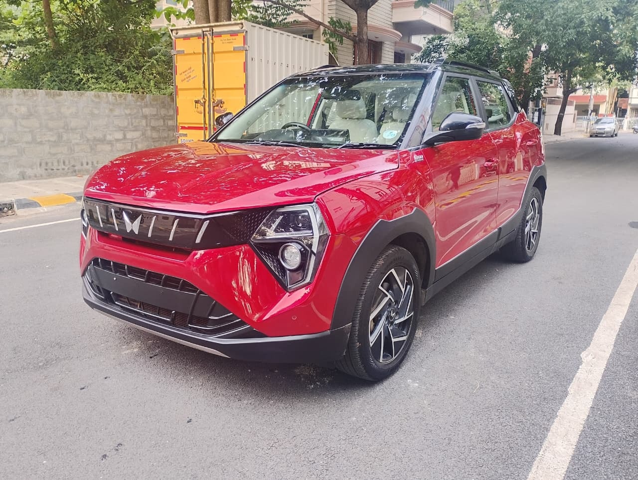 View 2024 Mahindra XUV 3XO AX7 1.2 TGDi AT Image 1 Used 2024 Mahindra XUV 3XO AX7 1.2 TGDi AT Image 1