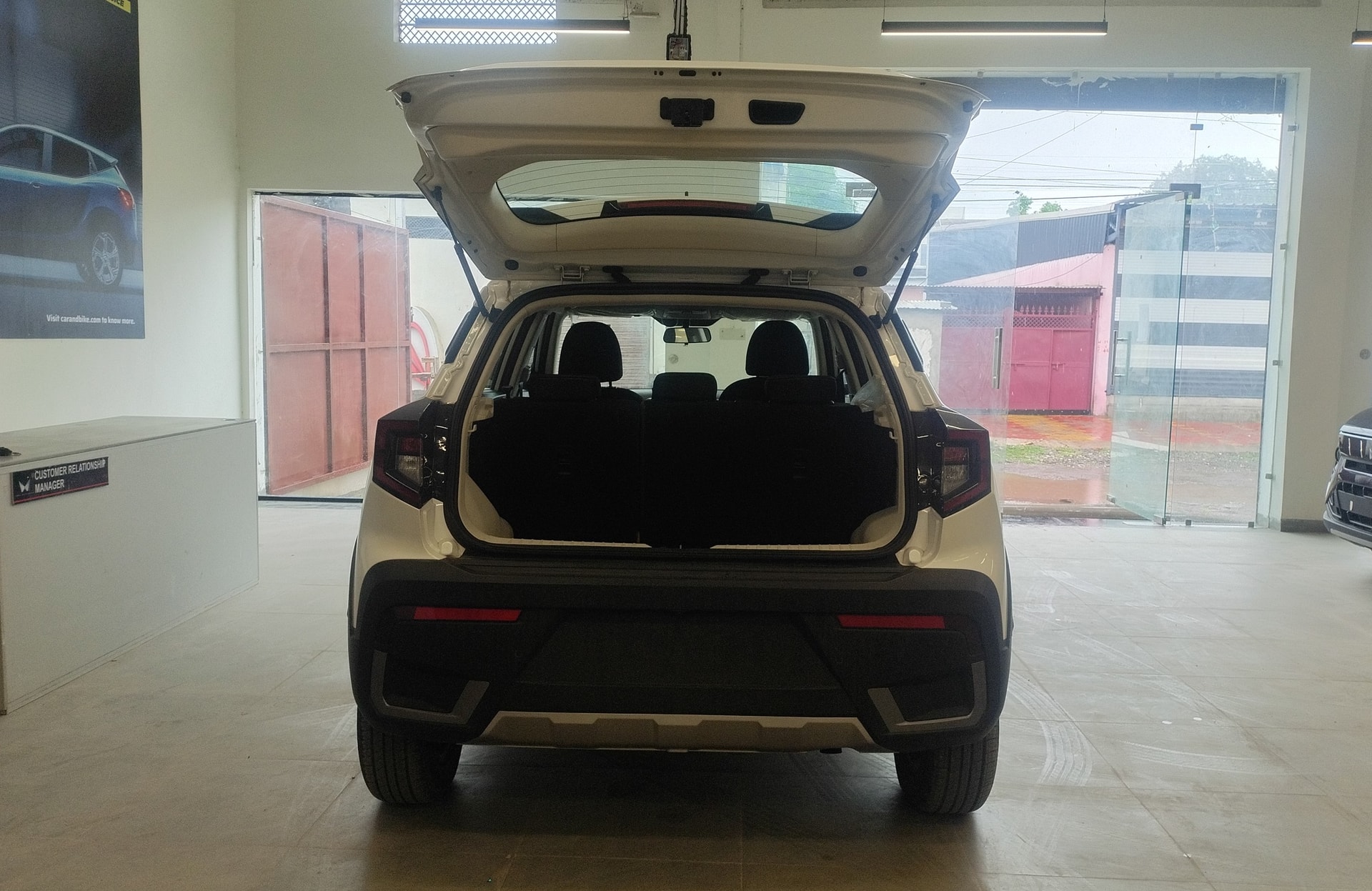 View 2024 Mahindra XUV 3XO AX5 1.2 L TCMPFi AT Image 16 Used 2024 Mahindra XUV 3XO AX5 1.2 L TCMPFi AT Image 16