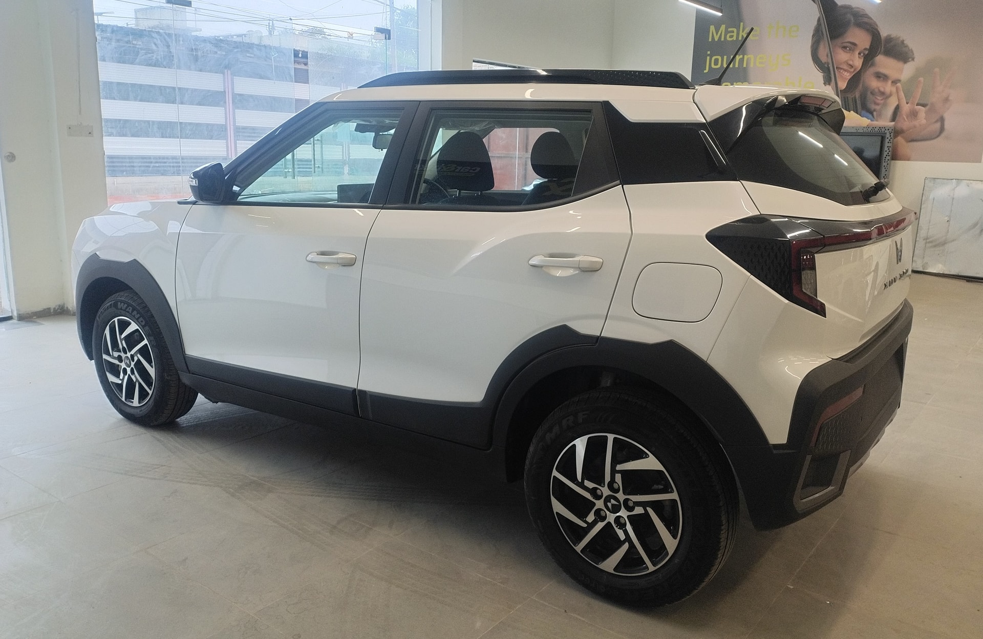 View 2024 Mahindra XUV 3XO AX5 1.2 L TCMPFi AT Image 6 Used 2024 Mahindra XUV 3XO AX5 1.2 L TCMPFi AT Image 6