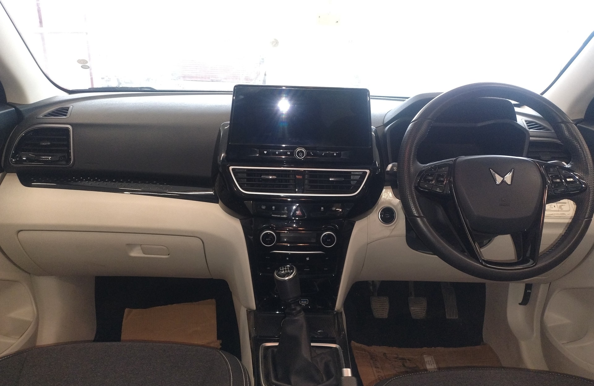 View 2024 Mahindra XUV 3XO AX5 1.2 L TCMPFi AT Image 9 Used 2024 Mahindra XUV 3XO AX5 1.2 L TCMPFi AT Image 9