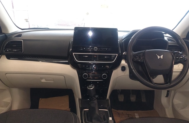 View Mahindra XUV 3XO Image 9 Used Mahindra XUV 3XO Image 9