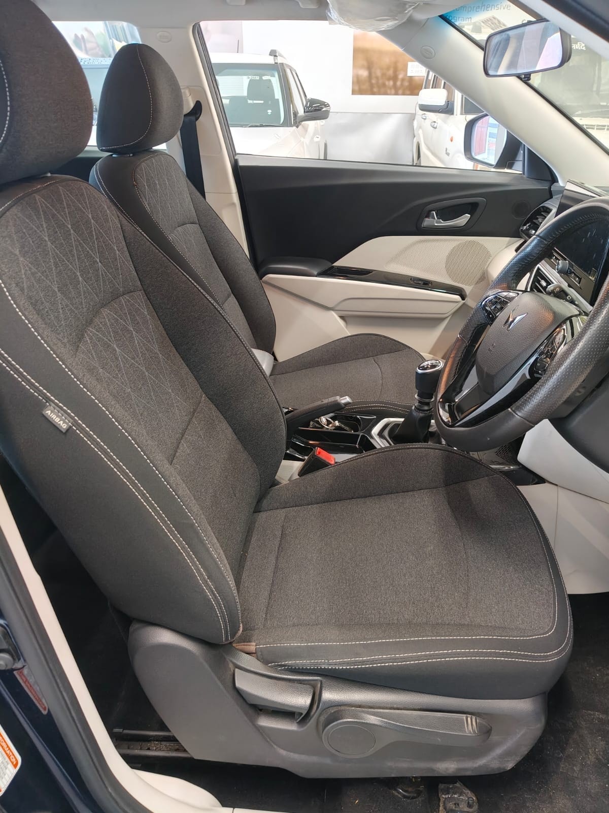 View 2024 Mahindra XUV 3XO AX5 1.2 L TCMPFi AT Image 13 Used 2024 Mahindra XUV 3XO AX5 1.2 L TCMPFi AT Image 13
