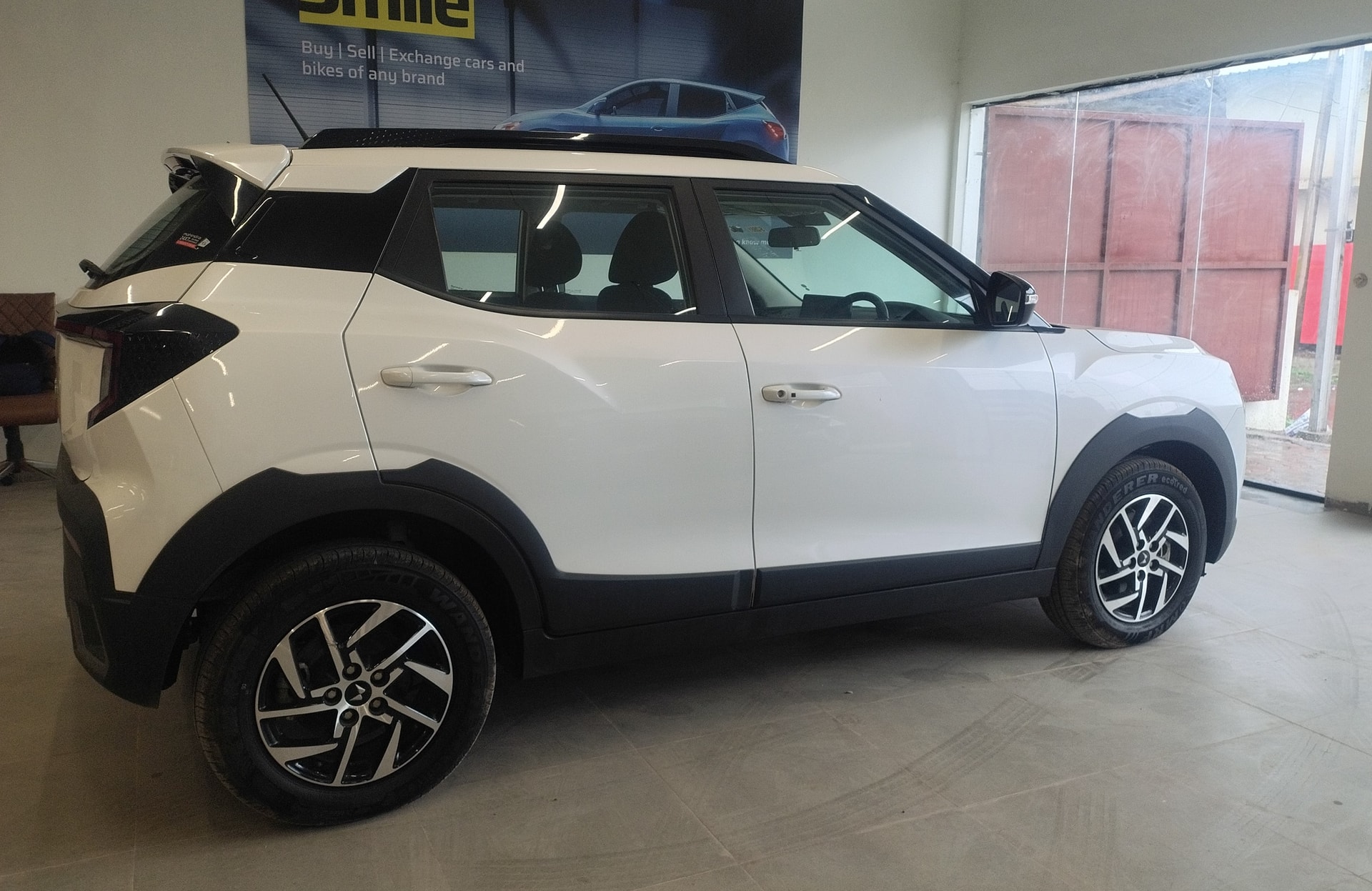 View 2024 Mahindra XUV 3XO AX5 1.2 L TCMPFi AT Image 8 Used 2024 Mahindra XUV 3XO AX5 1.2 L TCMPFi AT Image 8