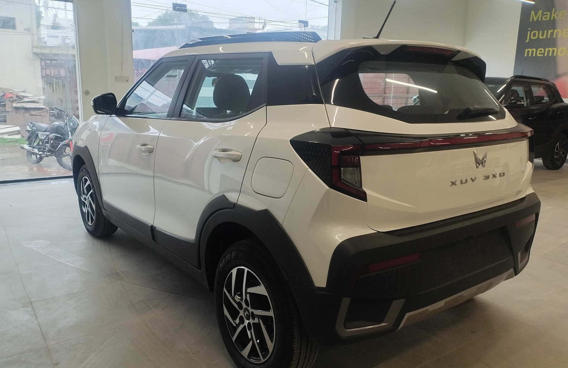 View 2024 Mahindra XUV 3XO AX5 1.2 L TCMPFi AT Image 10 Used 2024 Mahindra XUV 3XO AX5 1.2 L TCMPFi AT Image 10