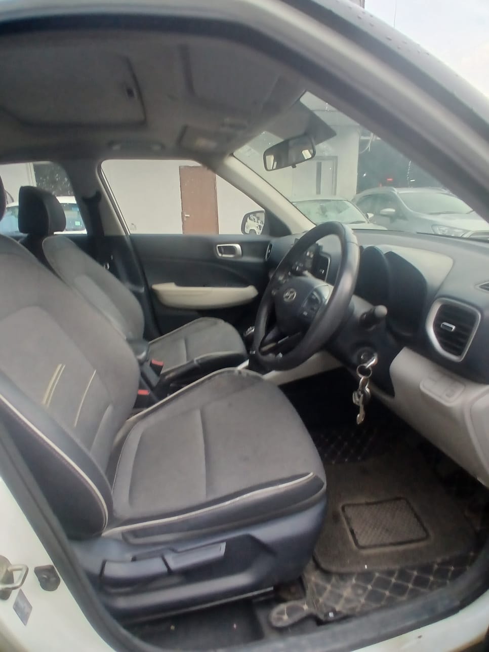 View 2019 Hyundai Venue SX 1.0 Petrol Dual Tone BS IV Image 3 Used 2019 Hyundai Venue SX 1.0 Petrol Dual Tone BS IV Image 3