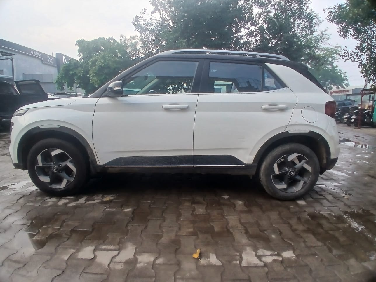View 2019 Hyundai Venue SX 1.0 Petrol Dual Tone BS IV Image 5 Used 2019 Hyundai Venue SX 1.0 Petrol Dual Tone BS IV Image 5