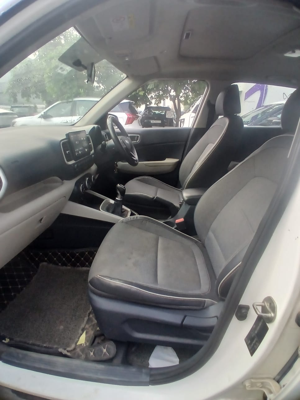 View 2019 Hyundai Venue SX 1.0 Petrol Dual Tone BS IV Image 12 Used 2019 Hyundai Venue SX 1.0 Petrol Dual Tone BS IV Image 12