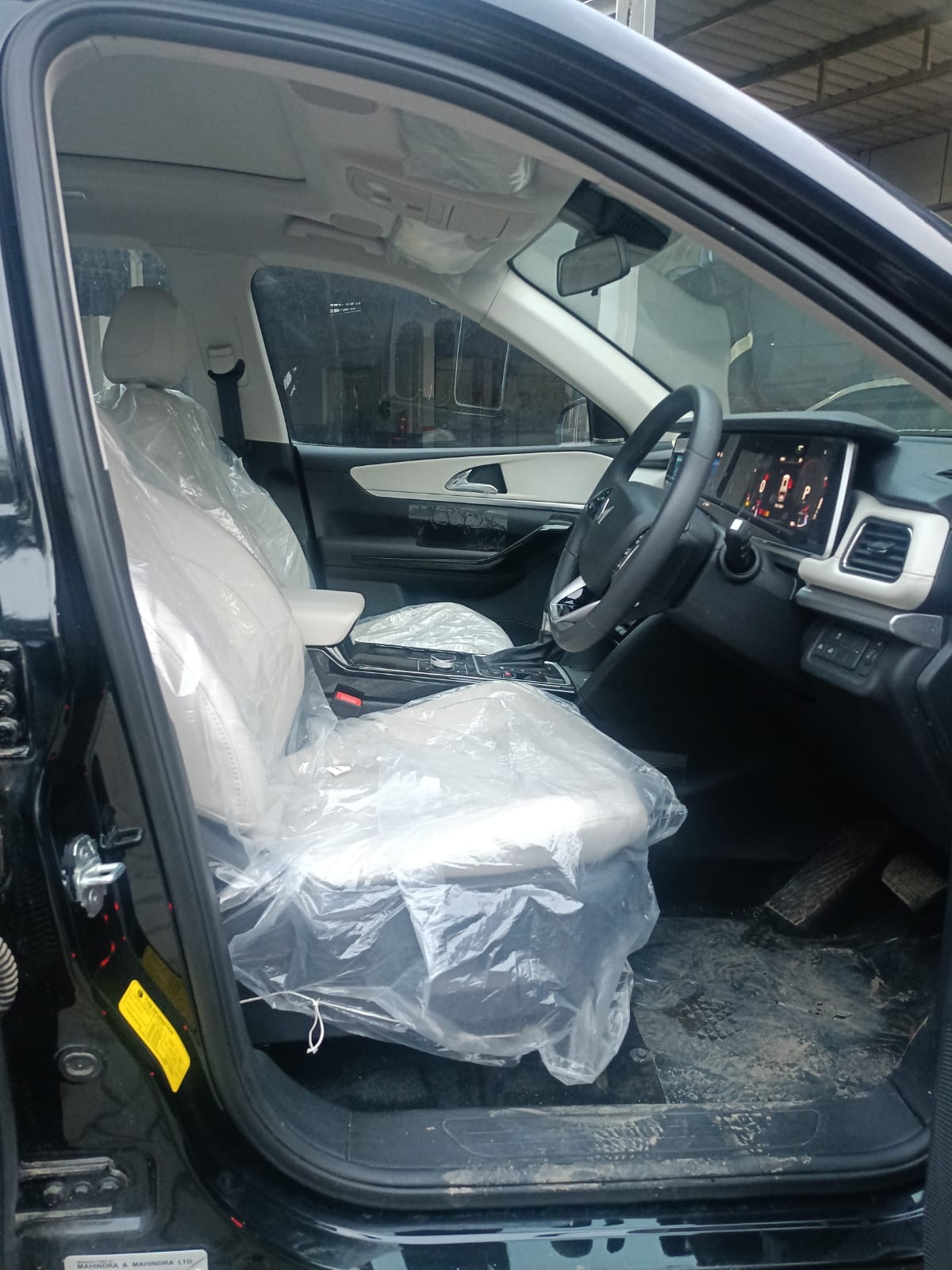 View 2024 Mahindra XUV700 AX 7 Luxury Pack Petrol 7 STR Blaze Editon AT Image 3 Used 2024 Mahindra XUV700 AX 7 Luxury Pack Petrol 7 STR Blaze Editon AT Image 3