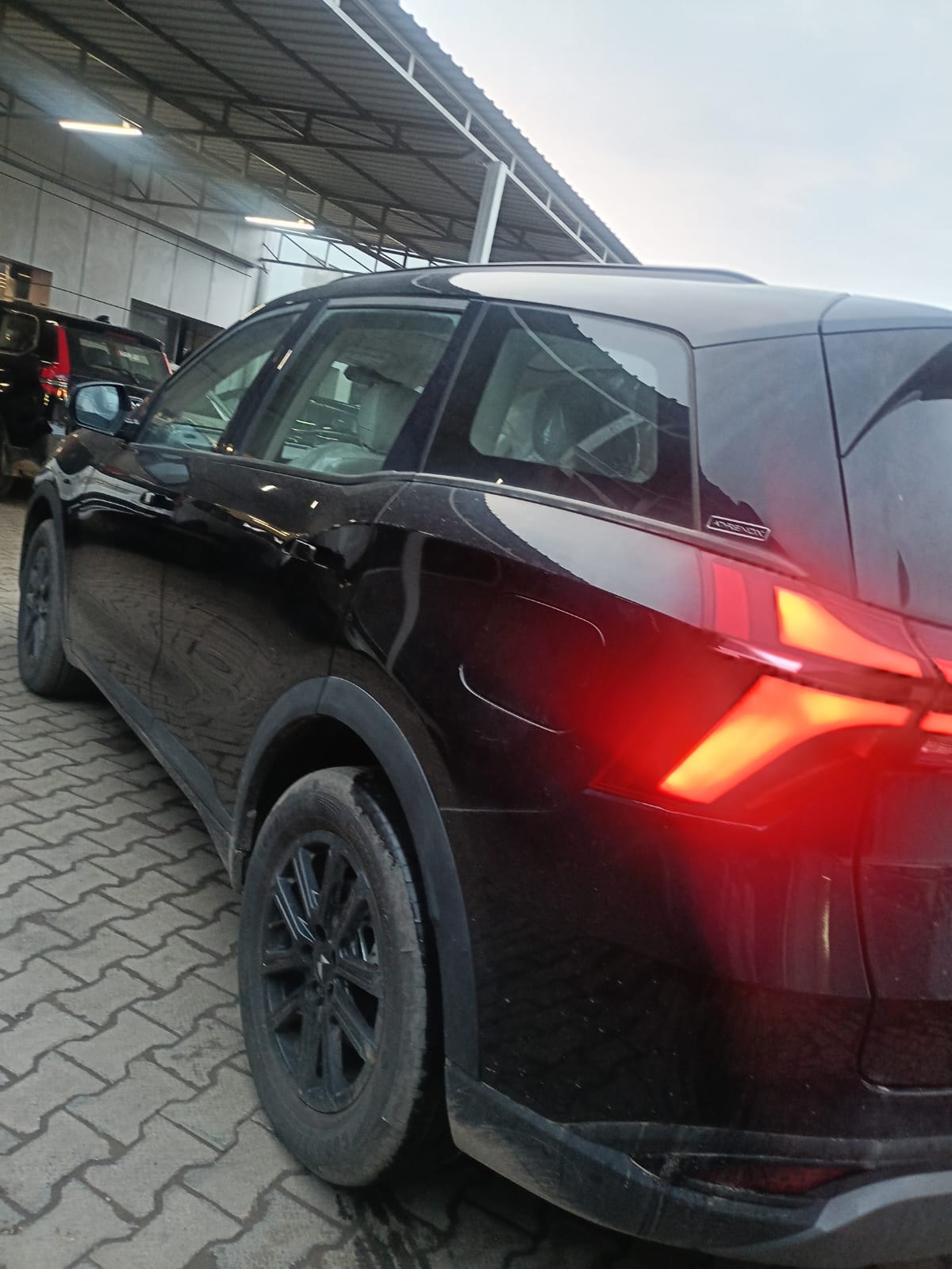 View 2024 Mahindra XUV700 AX 7 Luxury Pack Petrol 7 STR Blaze Editon AT Image 10 Used 2024 Mahindra XUV700 AX 7 Luxury Pack Petrol 7 STR Blaze Editon AT Image 10