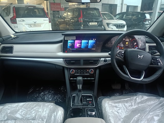 View Mahindra XUV700 Image 9 Used Mahindra XUV700 Image 9