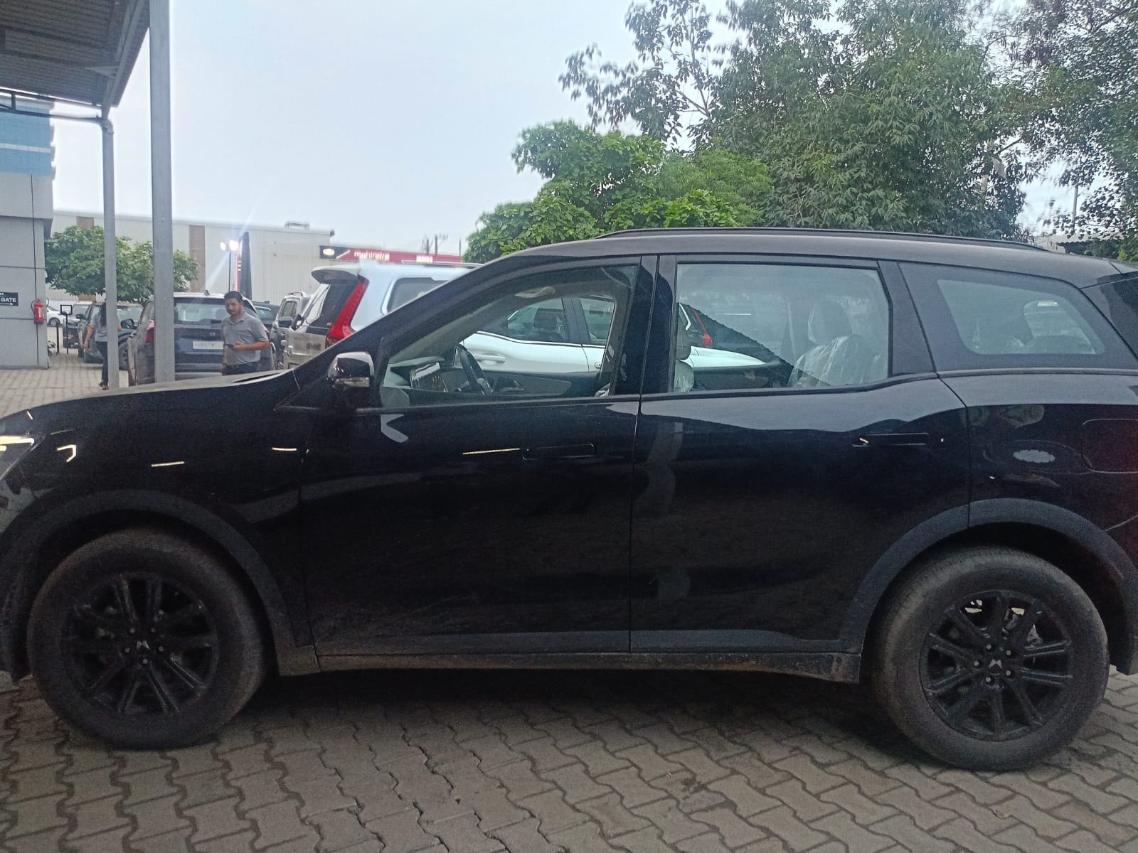 View 2024 Mahindra XUV700 AX 7 Luxury Pack Petrol 7 STR Blaze Editon AT Image 6 Used 2024 Mahindra XUV700 AX 7 Luxury Pack Petrol 7 STR Blaze Editon AT Image 6