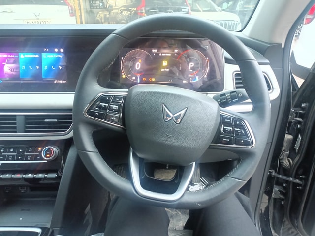 View Mahindra XUV700 Image 11 Used Mahindra XUV700 Image 11