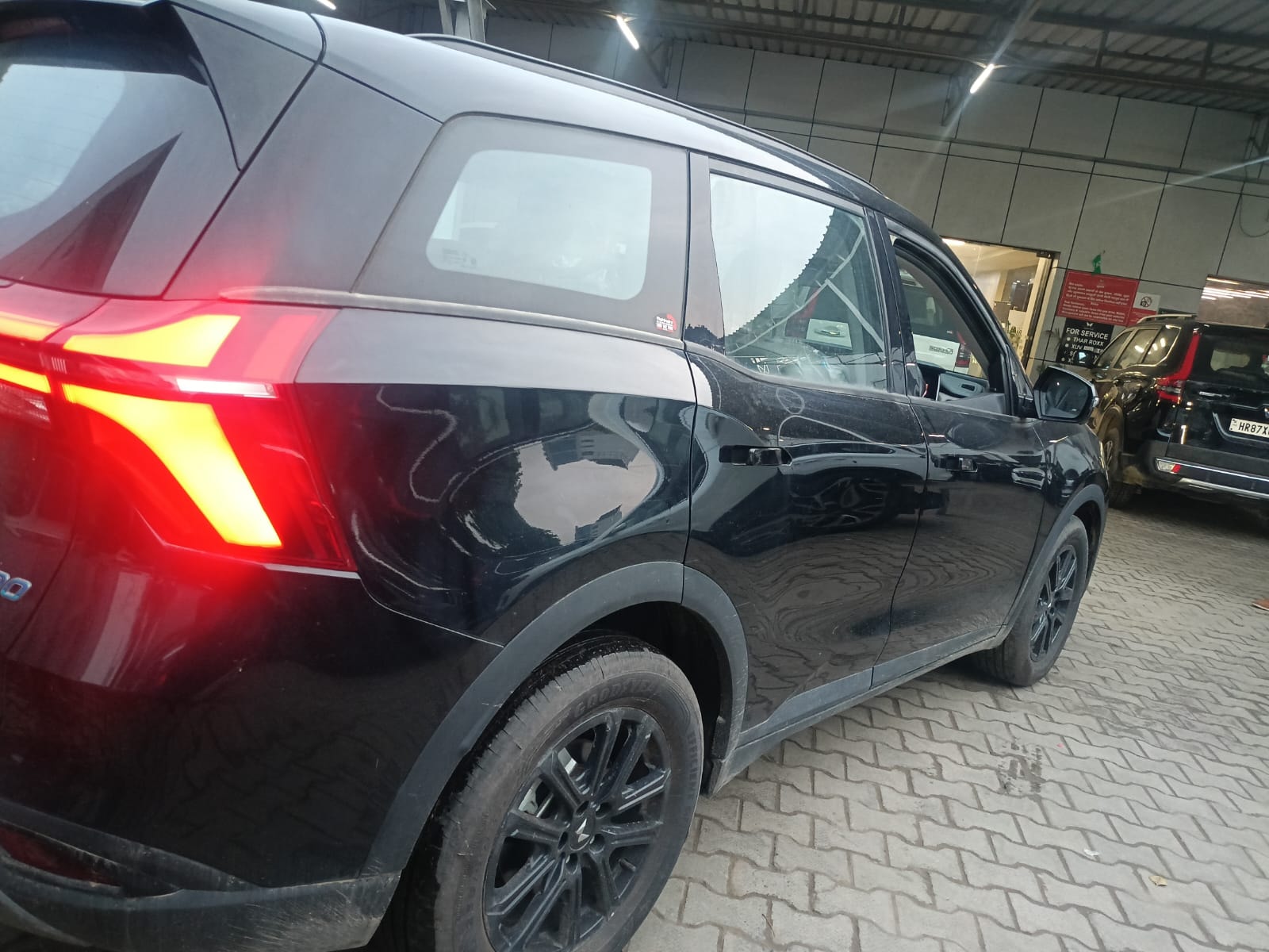 View 2024 Mahindra XUV700 AX 7 Luxury Pack Petrol 7 STR Blaze Editon AT Image 14 Used 2024 Mahindra XUV700 AX 7 Luxury Pack Petrol 7 STR Blaze Editon AT Image 14