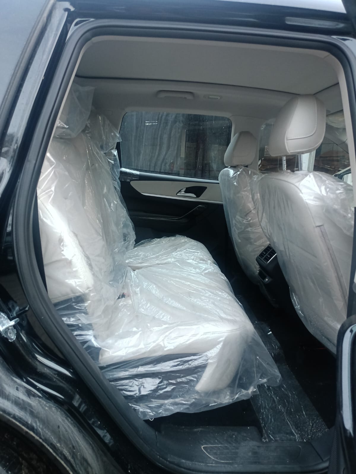 View 2024 Mahindra XUV700 AX 7 Luxury Pack Petrol 7 STR Blaze Editon AT Image 5 Used 2024 Mahindra XUV700 AX 7 Luxury Pack Petrol 7 STR Blaze Editon AT Image 5