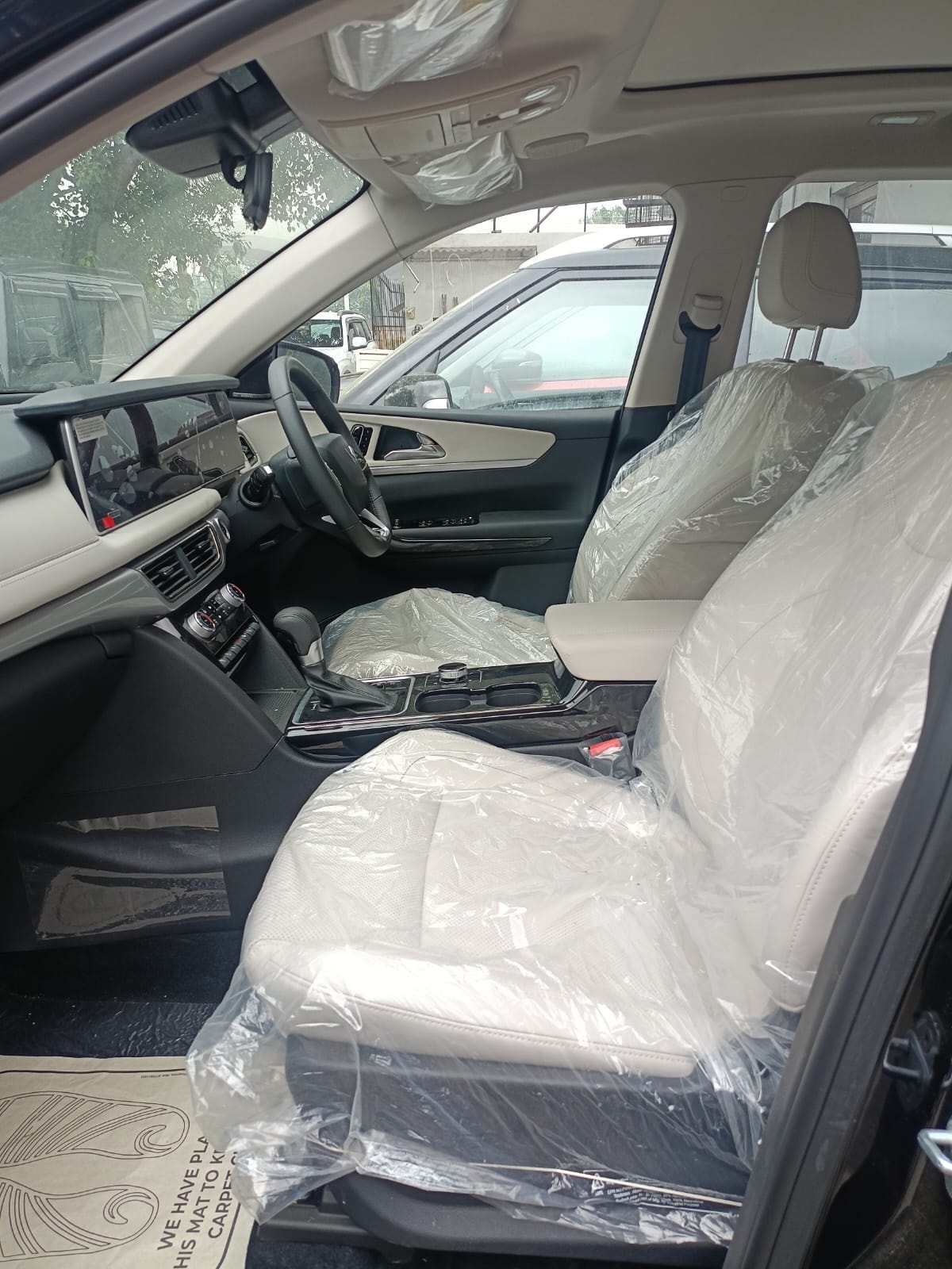 View 2024 Mahindra XUV700 AX 7 Luxury Pack Petrol 7 STR Blaze Editon AT Image 13 Used 2024 Mahindra XUV700 AX 7 Luxury Pack Petrol 7 STR Blaze Editon AT Image 13