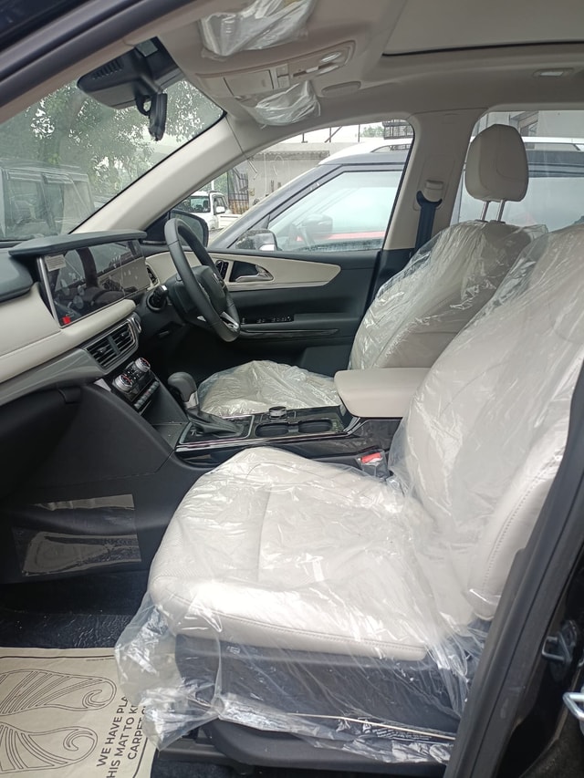 View Mahindra XUV700 Image 13 Used Mahindra XUV700 Image 13