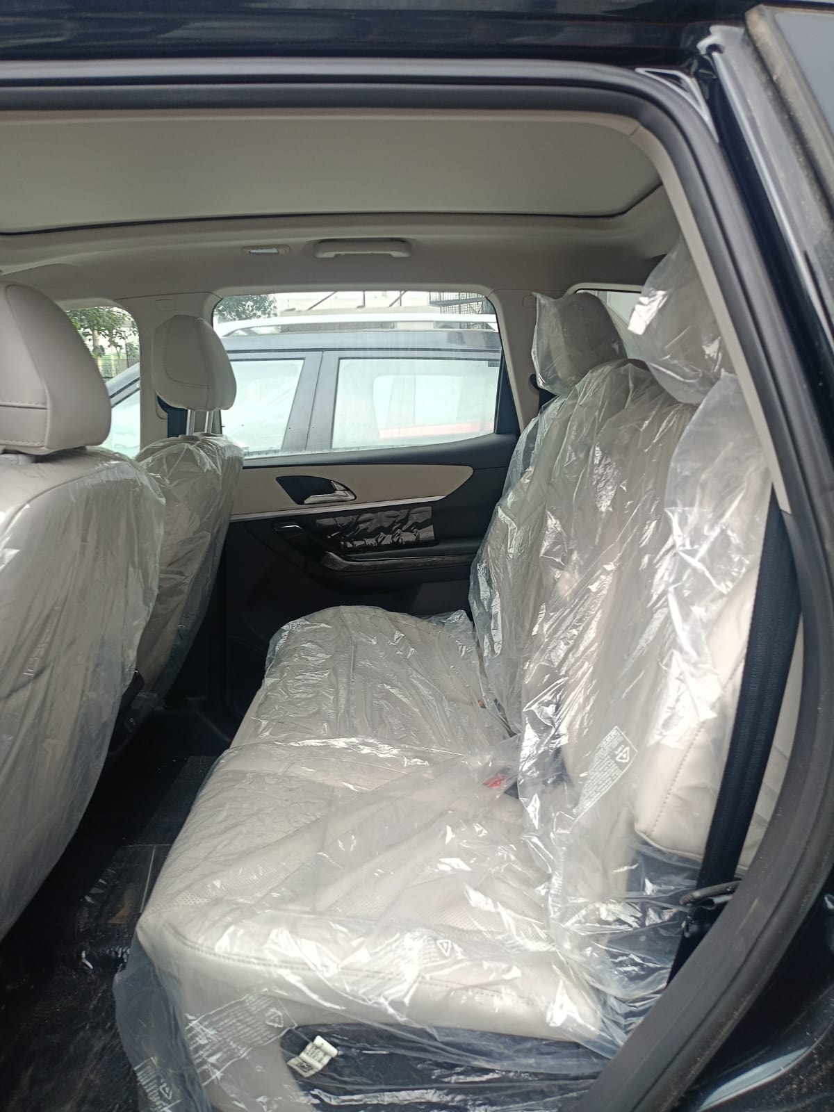 View 2024 Mahindra XUV700 AX 7 Luxury Pack Petrol 7 STR Blaze Editon AT Image 15 Used 2024 Mahindra XUV700 AX 7 Luxury Pack Petrol 7 STR Blaze Editon AT Image 15