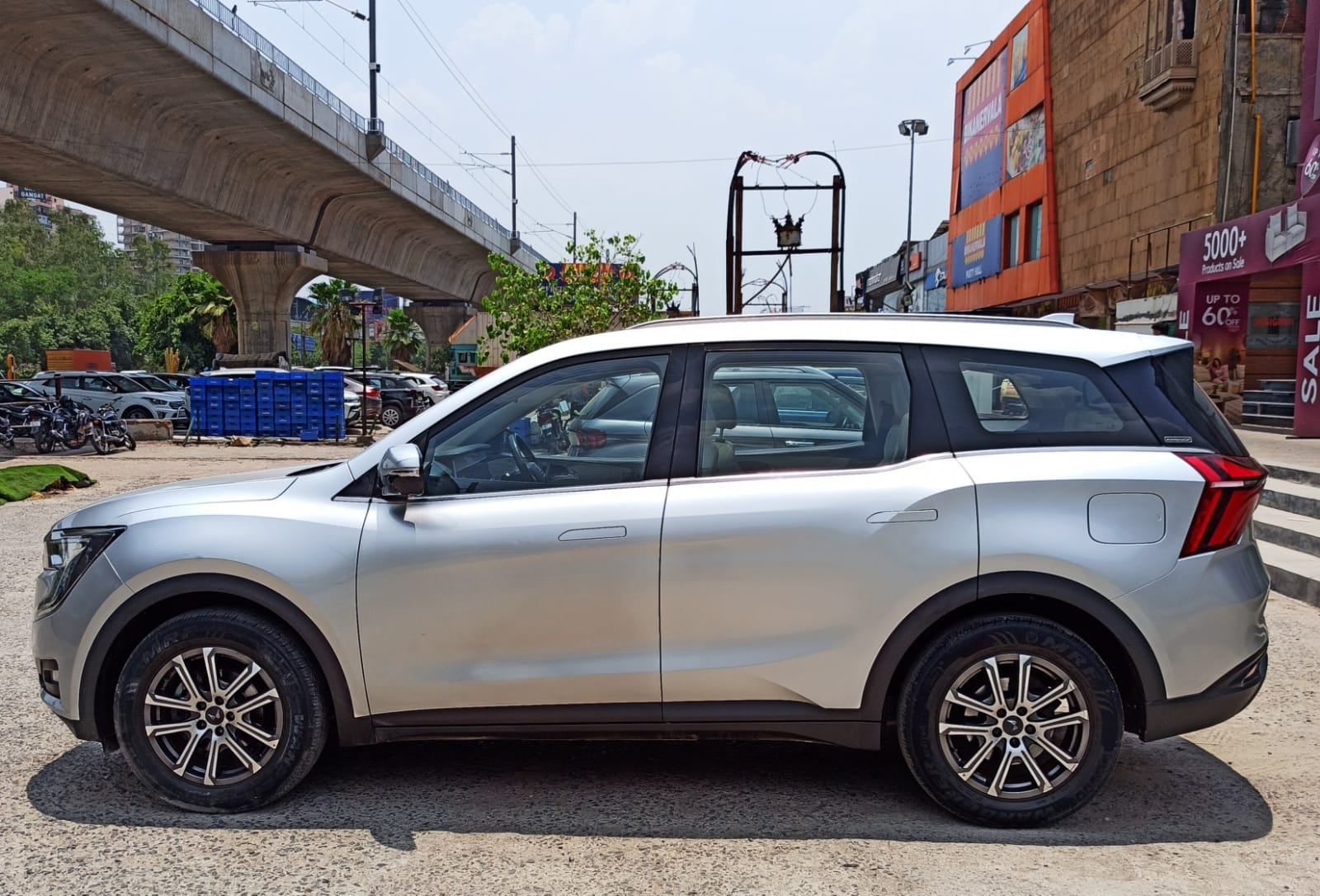 View 2021 Mahindra XUV700 AX7 MT Petrol 7 STR Image 6 Used 2021 Mahindra XUV700 AX7 MT Petrol 7 STR Image 6