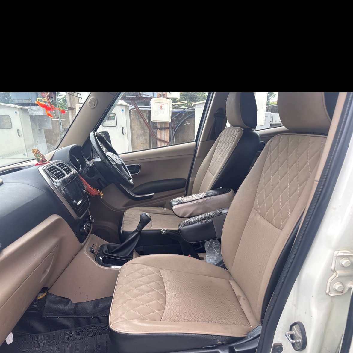 View 2019 Mahindra TUV300 T10 100HP Image 15 Used 2019 Mahindra TUV300 T10 100HP Image 15