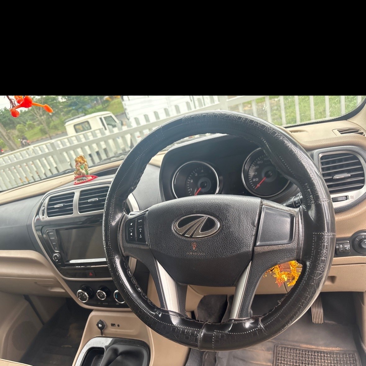 View 2019 Mahindra TUV300 T10 100HP Image 11 Used 2019 Mahindra TUV300 T10 100HP Image 11