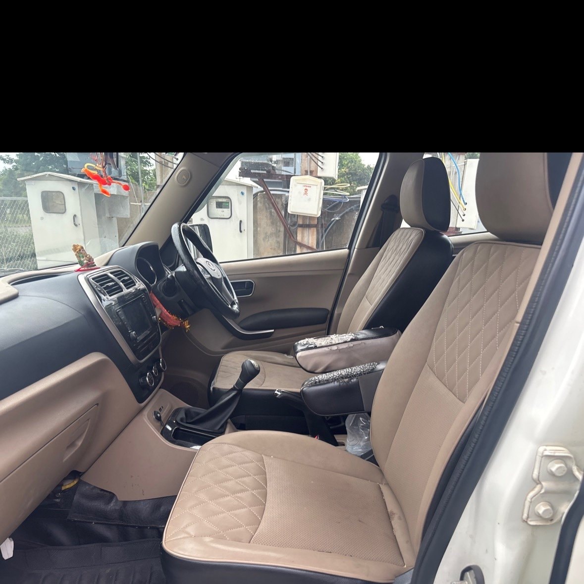 View 2019 Mahindra TUV300 T10 100HP Image 13 Used 2019 Mahindra TUV300 T10 100HP Image 13