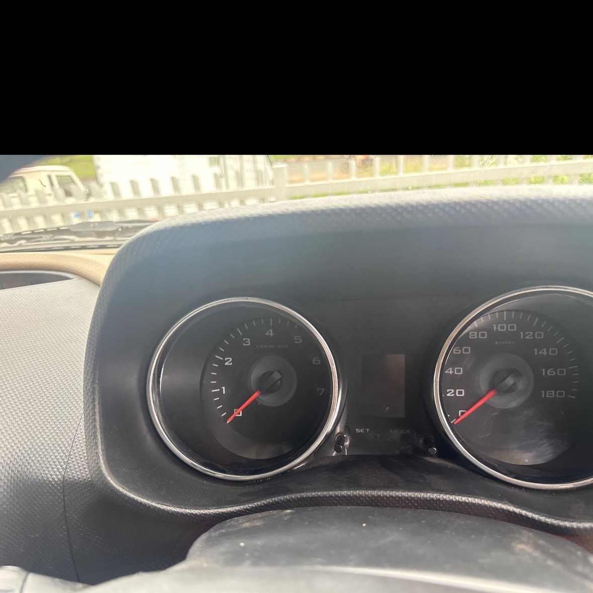 View 2019 Mahindra TUV300 T10 100HP Image 7 Used 2019 Mahindra TUV300 T10 100HP Image 7