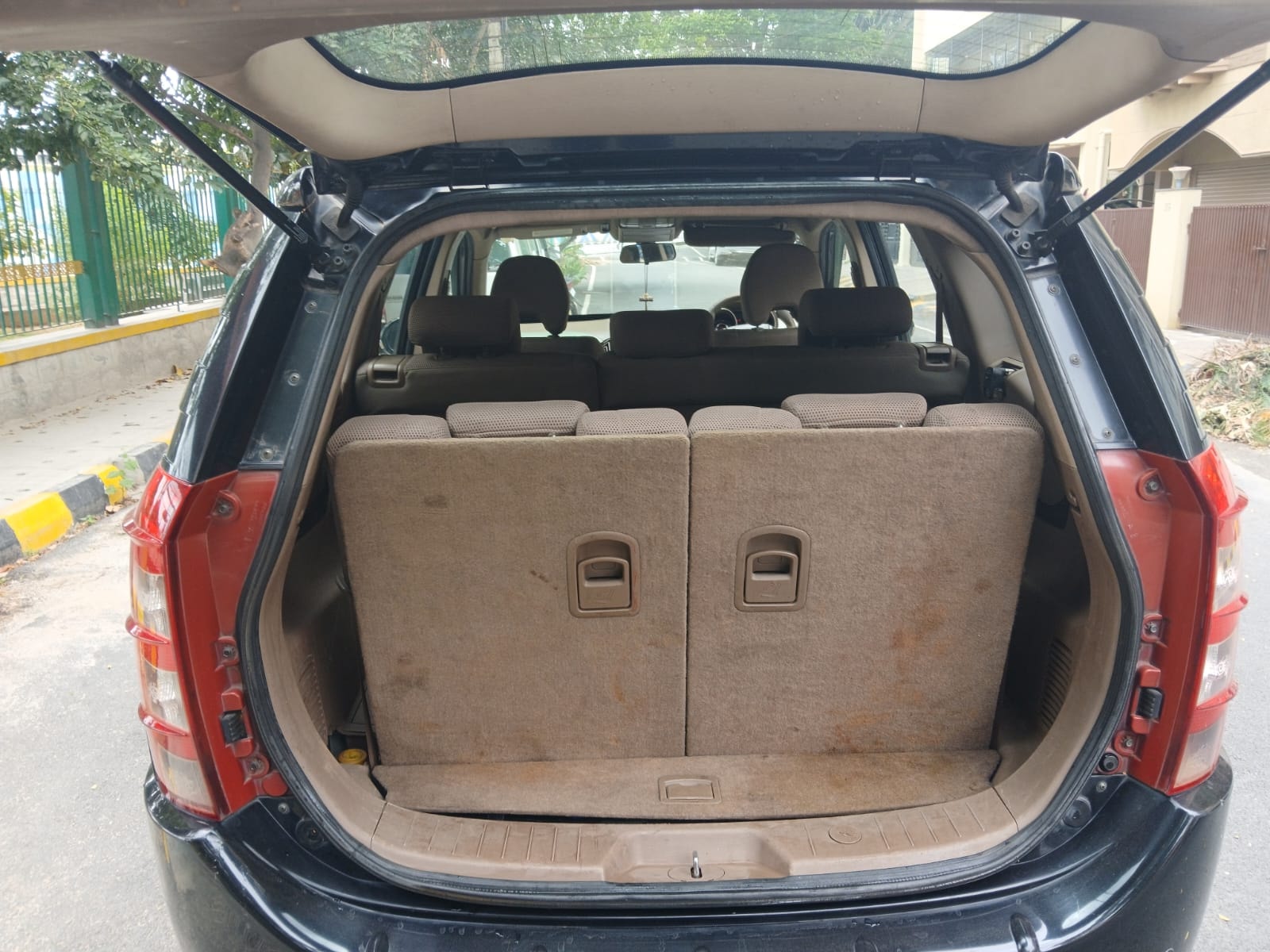 View 2011 Mahindra XUV500 W6 FWD Image 17 Used 2011 Mahindra XUV500 W6 FWD Image 17