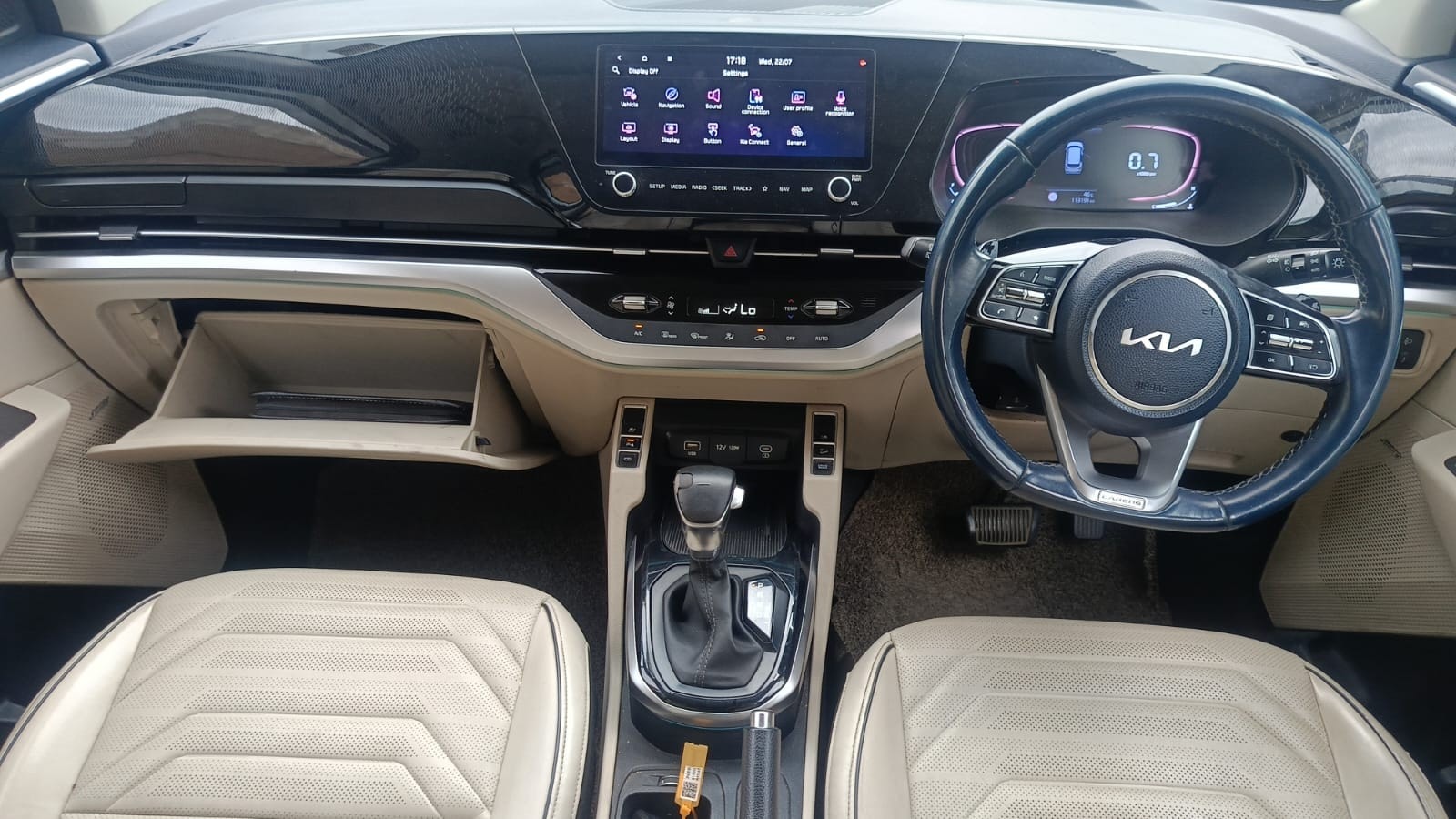 View 2022 Kia Carens Luxury Plus 1.5 AT Diesel 7 STR Image 11 Used 2022 Kia Carens Luxury Plus 1.5 AT Diesel 7 STR Image 11