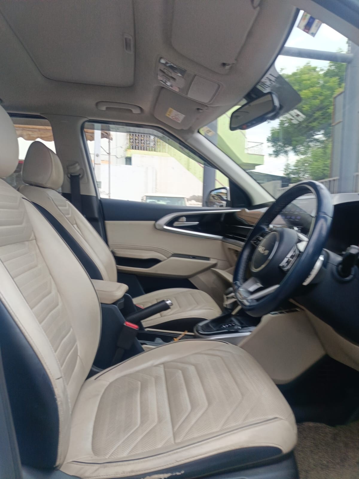 View 2022 Kia Carens Luxury Plus 1.5 AT Diesel 7 STR Image 3 Used 2022 Kia Carens Luxury Plus 1.5 AT Diesel 7 STR Image 3
