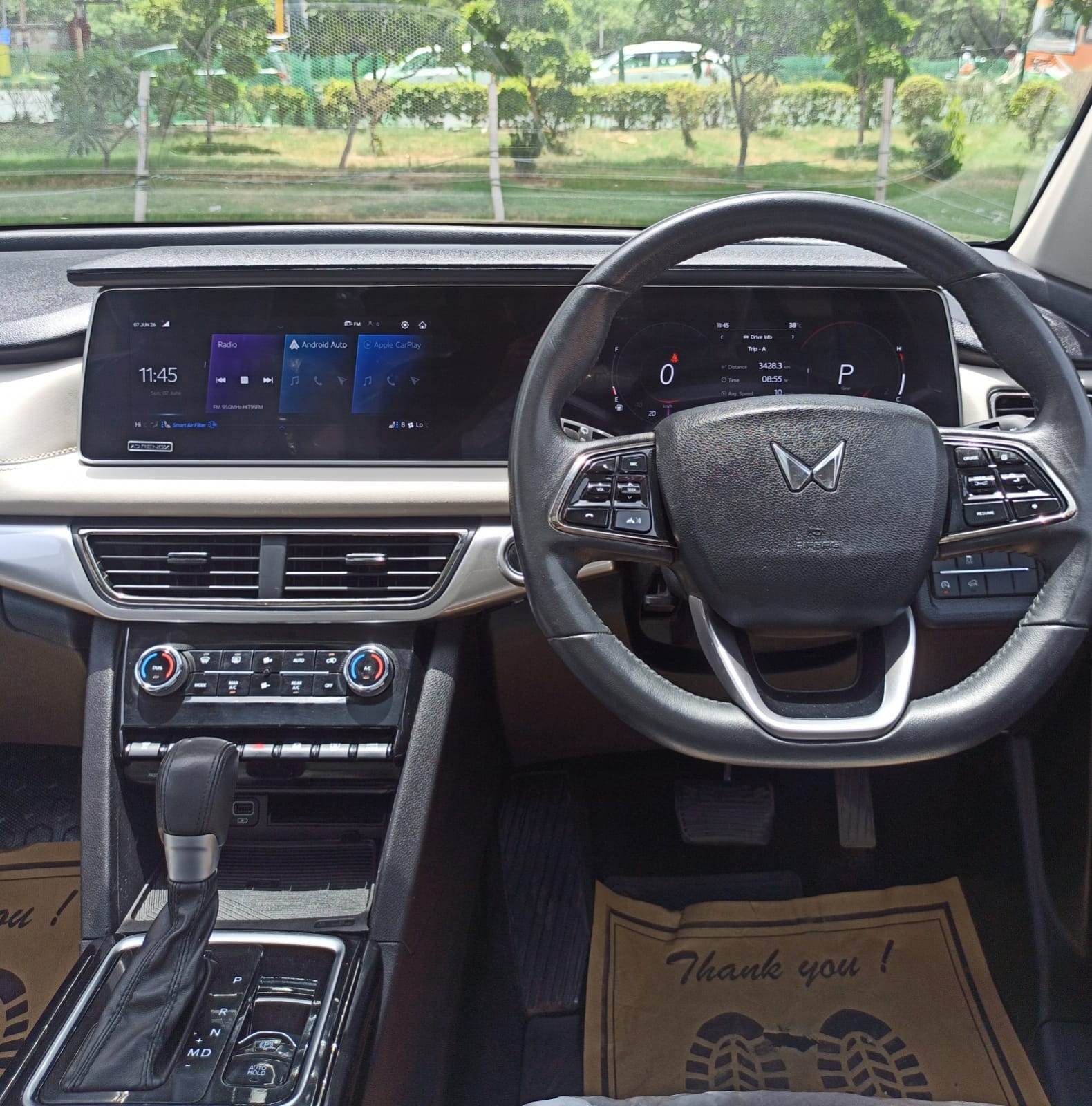 View 2024 Mahindra XUV700 AX7 AT Luxury Diesel 7 STR Image 6 Used 2024 Mahindra XUV700 AX7 AT Luxury Diesel 7 STR Image 6