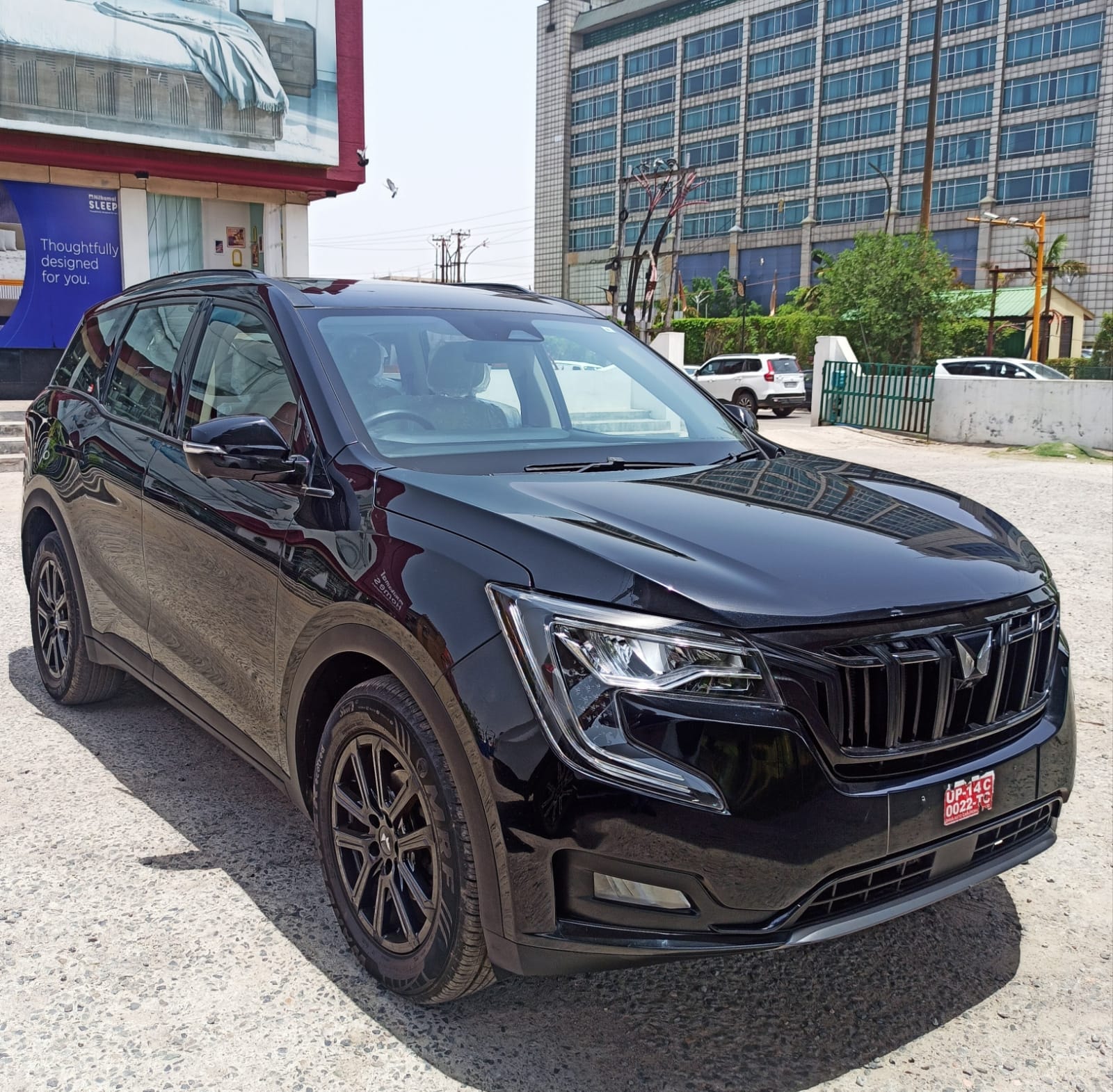 View 2024 Mahindra XUV700 AX7 AT Luxury Diesel 7 STR Image 7 Used 2024 Mahindra XUV700 AX7 AT Luxury Diesel 7 STR Image 7