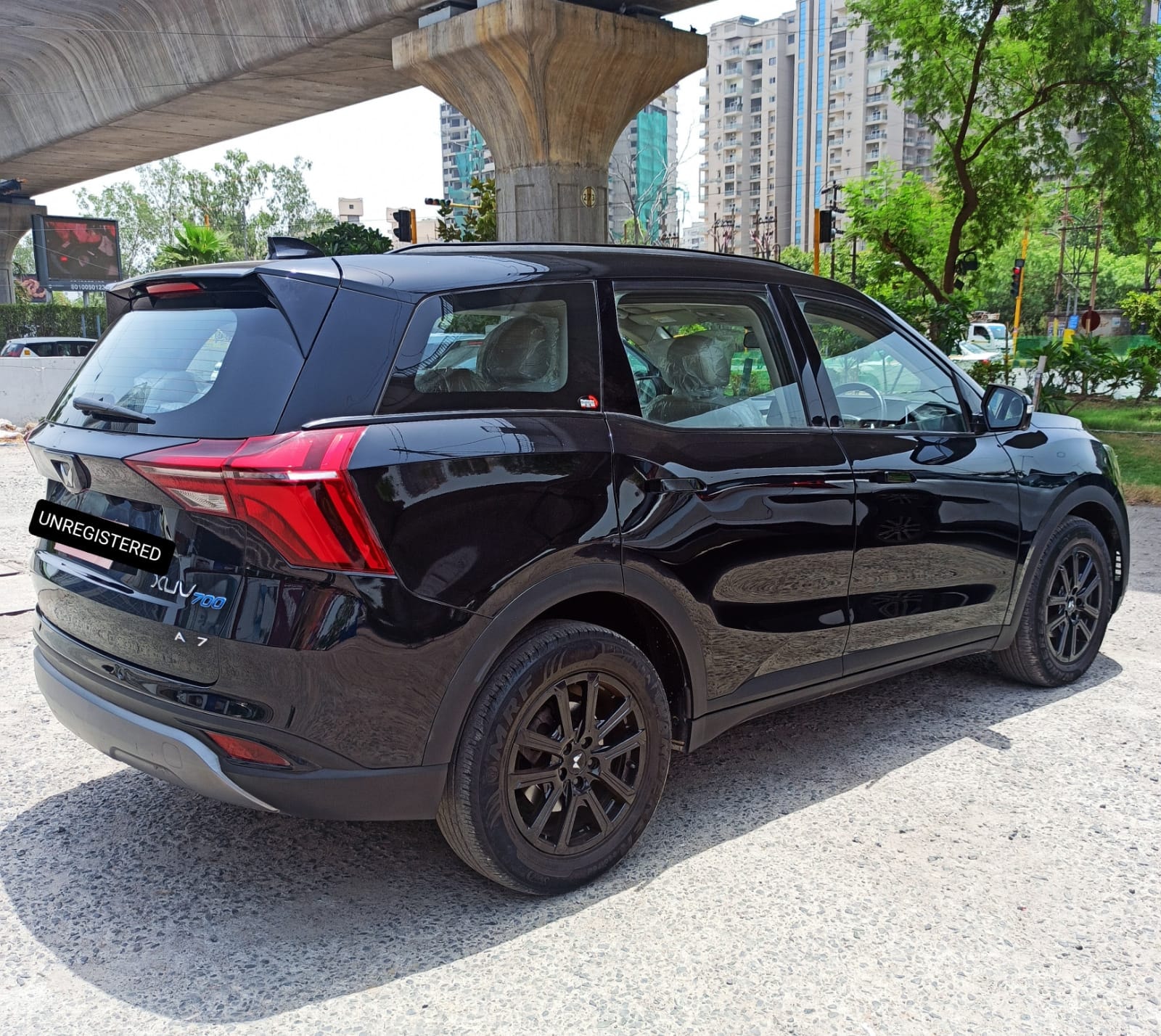 View 2024 Mahindra XUV700 AX7 AT Luxury Diesel 7 STR Image 5 Used 2024 Mahindra XUV700 AX7 AT Luxury Diesel 7 STR Image 5