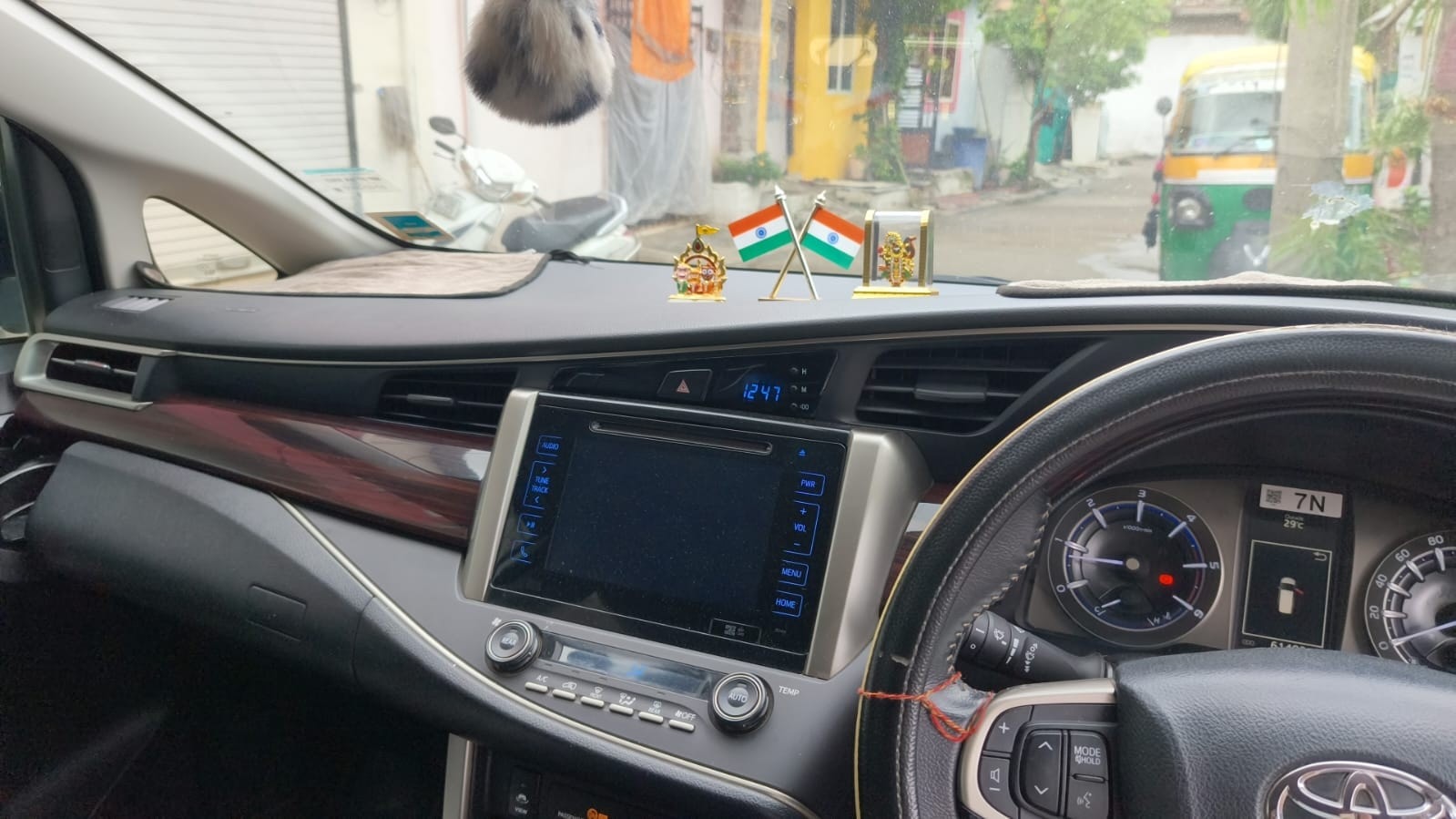 View 2020 Toyota Innova Crysta 2.5 VX MT 7 SEATER Image 8 Used 2020 Toyota Innova Crysta 2.5 VX MT 7 SEATER Image 8