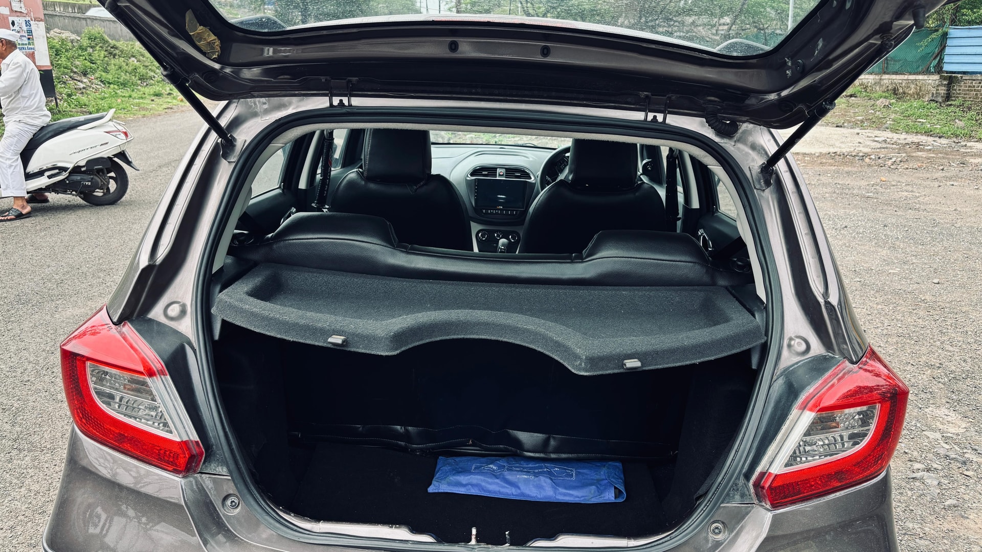 View 2019 Tata Tigor XZA Petrol AMT Image 16 Used 2019 Tata Tigor XZA Petrol AMT Image 16