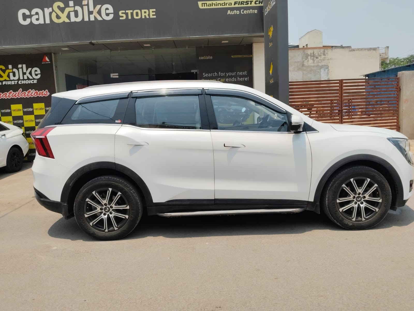 View 2022 Mahindra XUV700 AX7 AT Luxury Diesel 7 STR Image 8 Used 2022 Mahindra XUV700 AX7 AT Luxury Diesel 7 STR Image 8