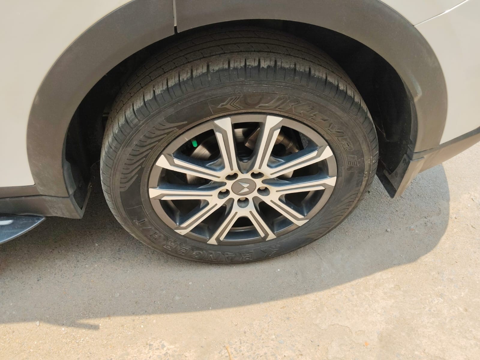 View 2022 Mahindra XUV700 AX7 AT Luxury Diesel 7 STR Image 16 Used 2022 Mahindra XUV700 AX7 AT Luxury Diesel 7 STR Image 16