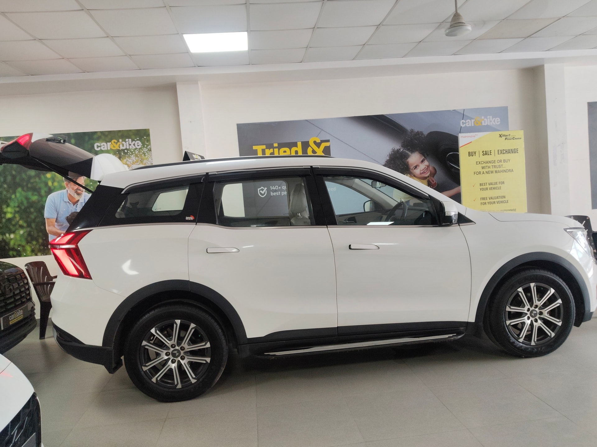 View 2022 Mahindra XUV700 AX7 AT Luxury Diesel 7 STR Image 17 Used 2022 Mahindra XUV700 AX7 AT Luxury Diesel 7 STR Image 17