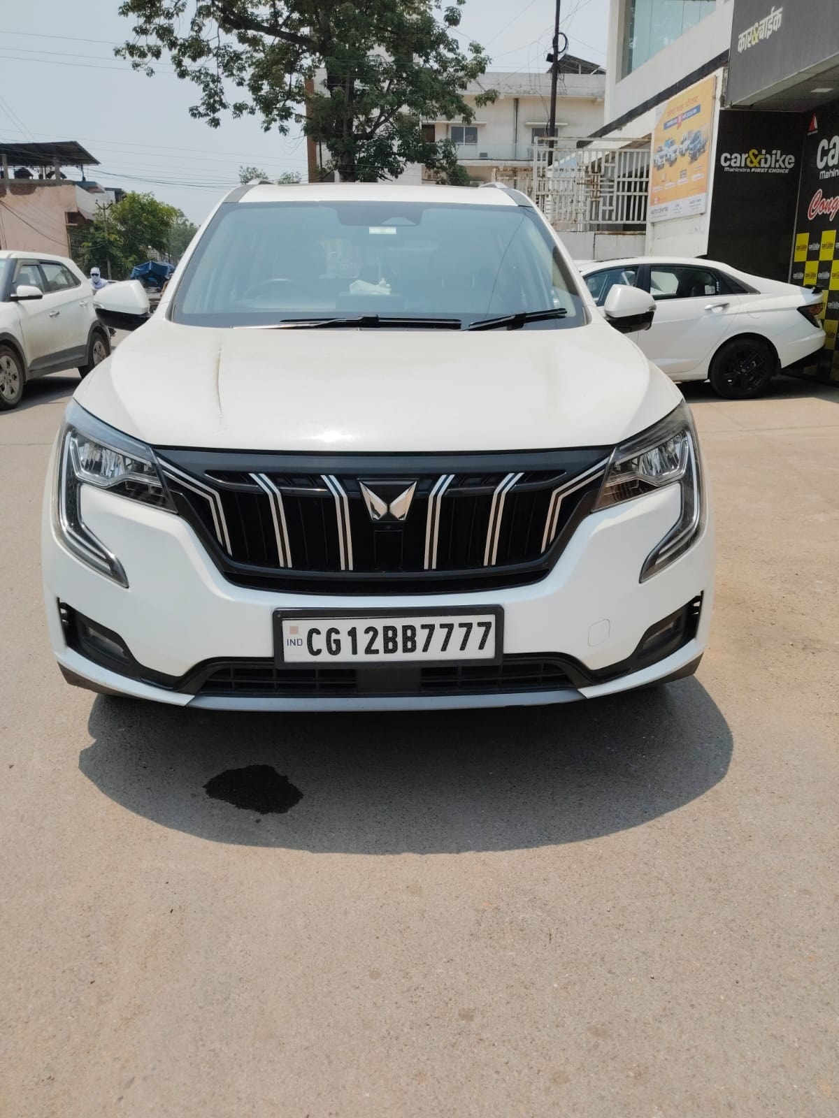 View 2022 Mahindra XUV700 AX7 AT Luxury Diesel 7 STR Image 2 Used 2022 Mahindra XUV700 AX7 AT Luxury Diesel 7 STR Image 2