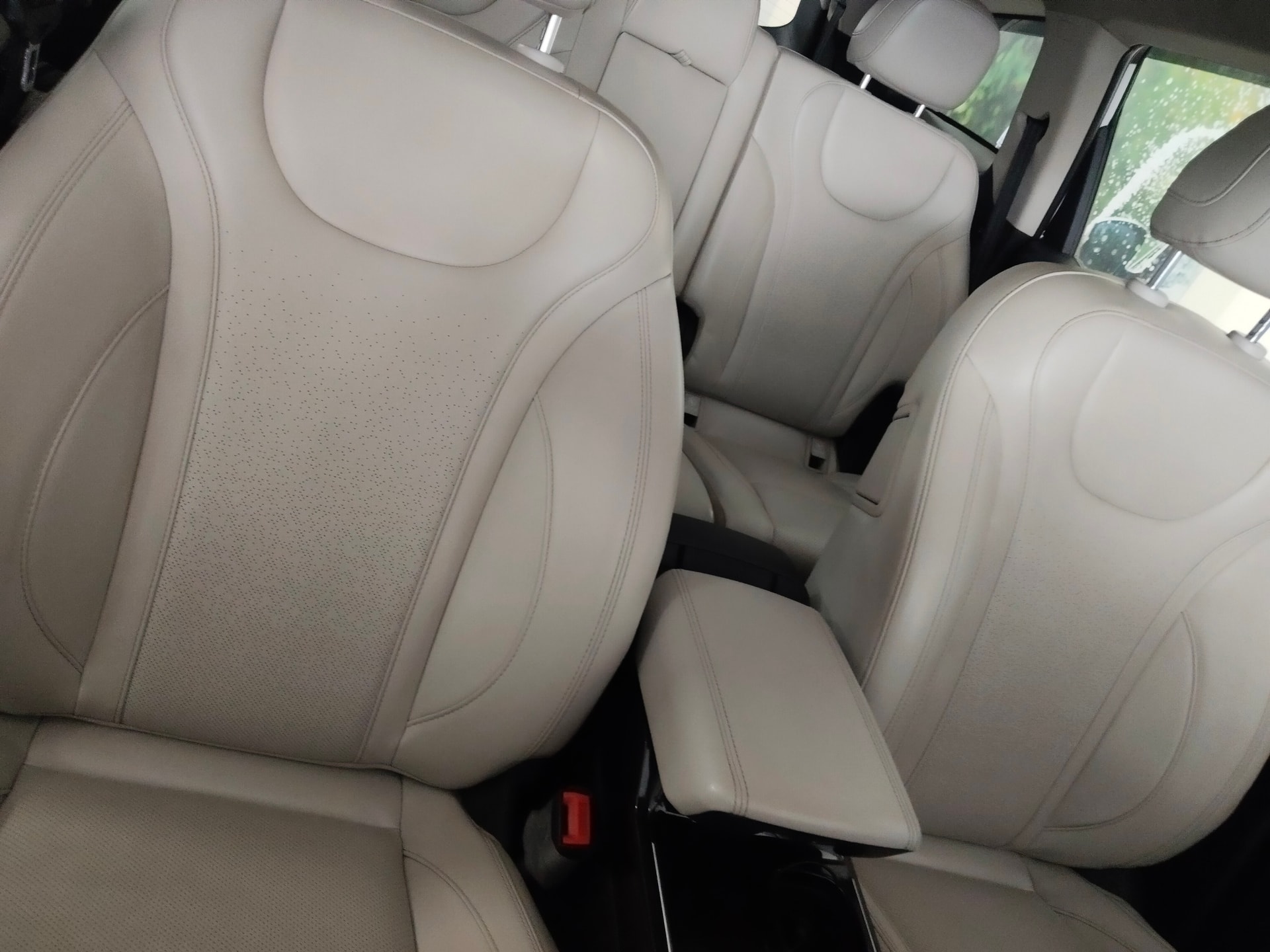 View 2022 Mahindra XUV700 AX7 AT Luxury Diesel 7 STR Image 3 Used 2022 Mahindra XUV700 AX7 AT Luxury Diesel 7 STR Image 3