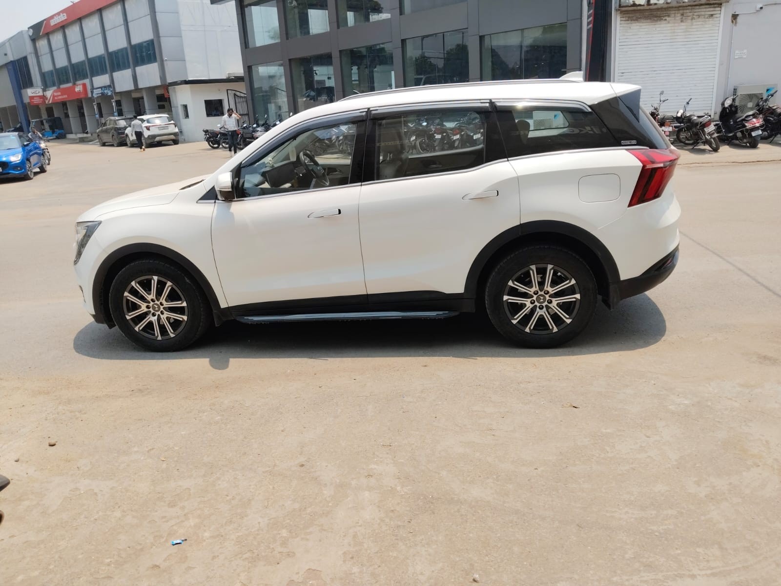 View 2022 Mahindra XUV700 AX7 AT Luxury Diesel 7 STR Image 6 Used 2022 Mahindra XUV700 AX7 AT Luxury Diesel 7 STR Image 6