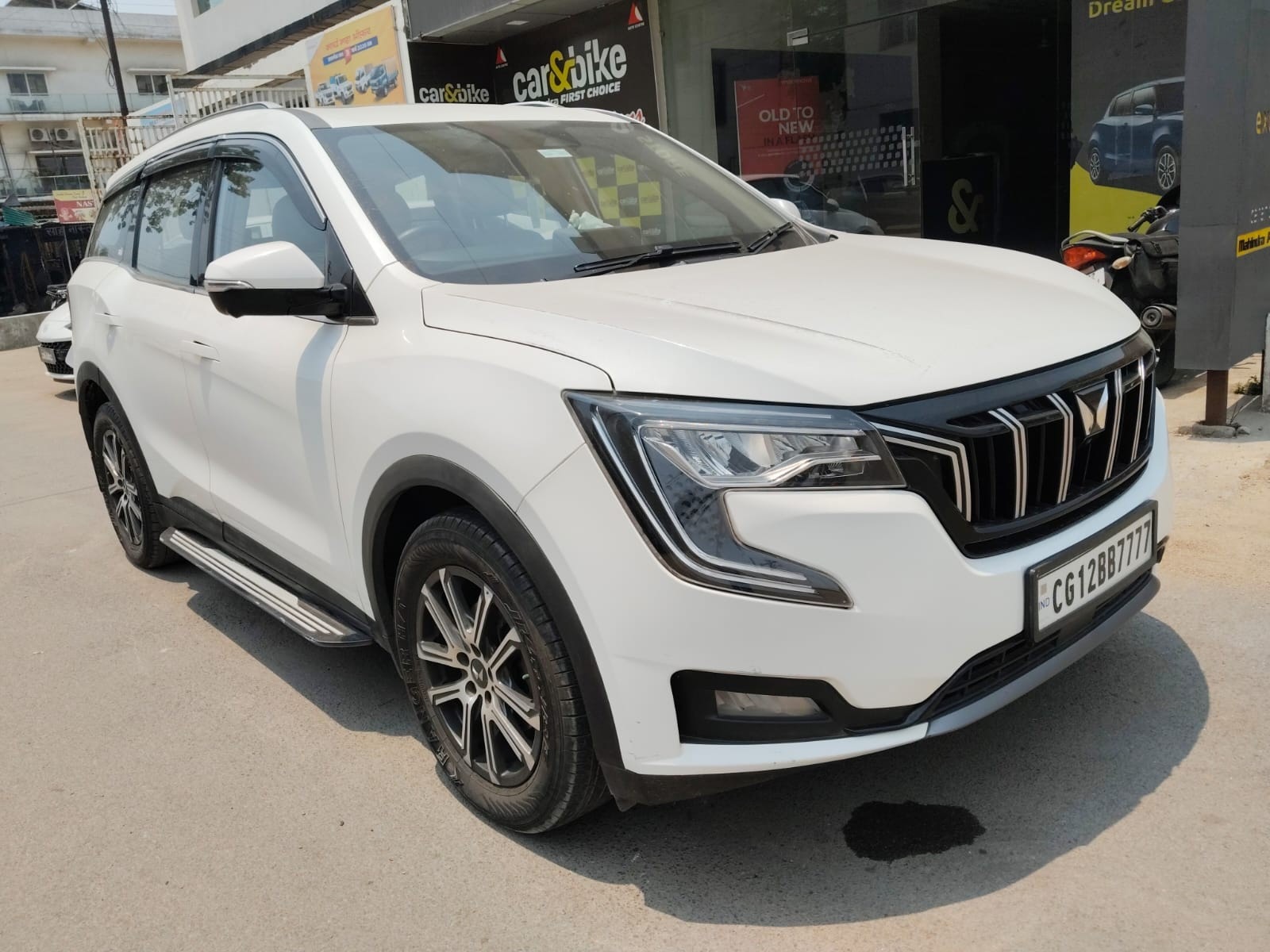 View 2022 Mahindra XUV700 AX7 AT Luxury Diesel 7 STR Image 12 Used 2022 Mahindra XUV700 AX7 AT Luxury Diesel 7 STR Image 12