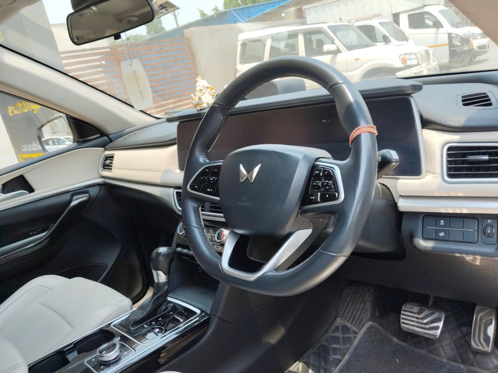 View 2022 Mahindra XUV700 AX7 AT Luxury Diesel 7 STR Image 9 Used 2022 Mahindra XUV700 AX7 AT Luxury Diesel 7 STR Image 9