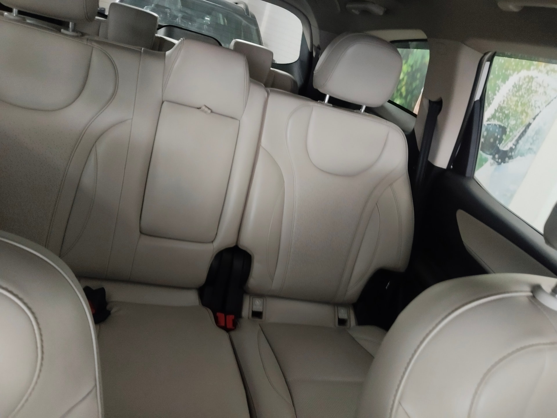 View 2022 Mahindra XUV700 AX7 AT Luxury Diesel 7 STR Image 5 Used 2022 Mahindra XUV700 AX7 AT Luxury Diesel 7 STR Image 5