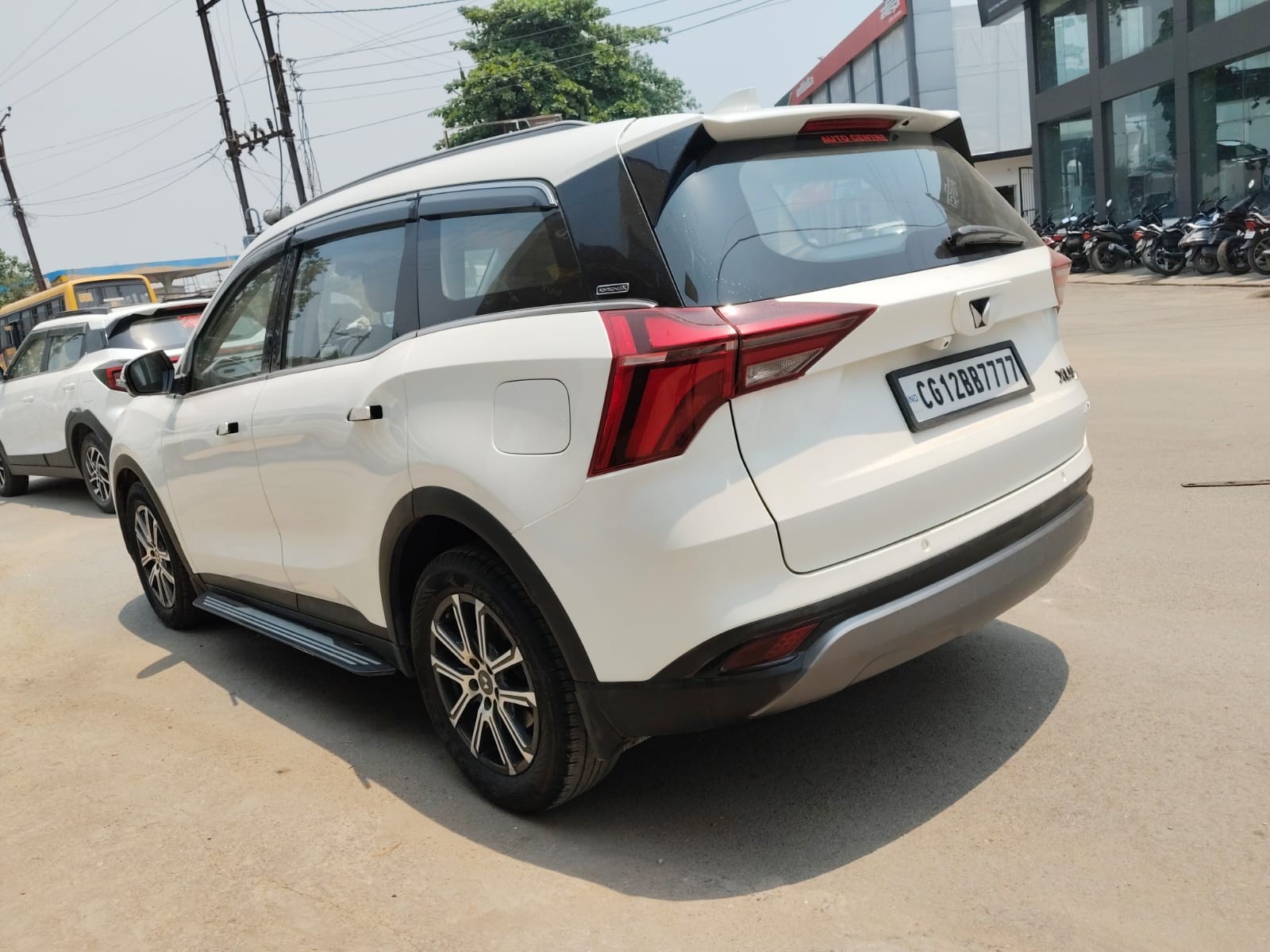 View 2022 Mahindra XUV700 AX7 AT Luxury Diesel 7 STR Image 10 Used 2022 Mahindra XUV700 AX7 AT Luxury Diesel 7 STR Image 10