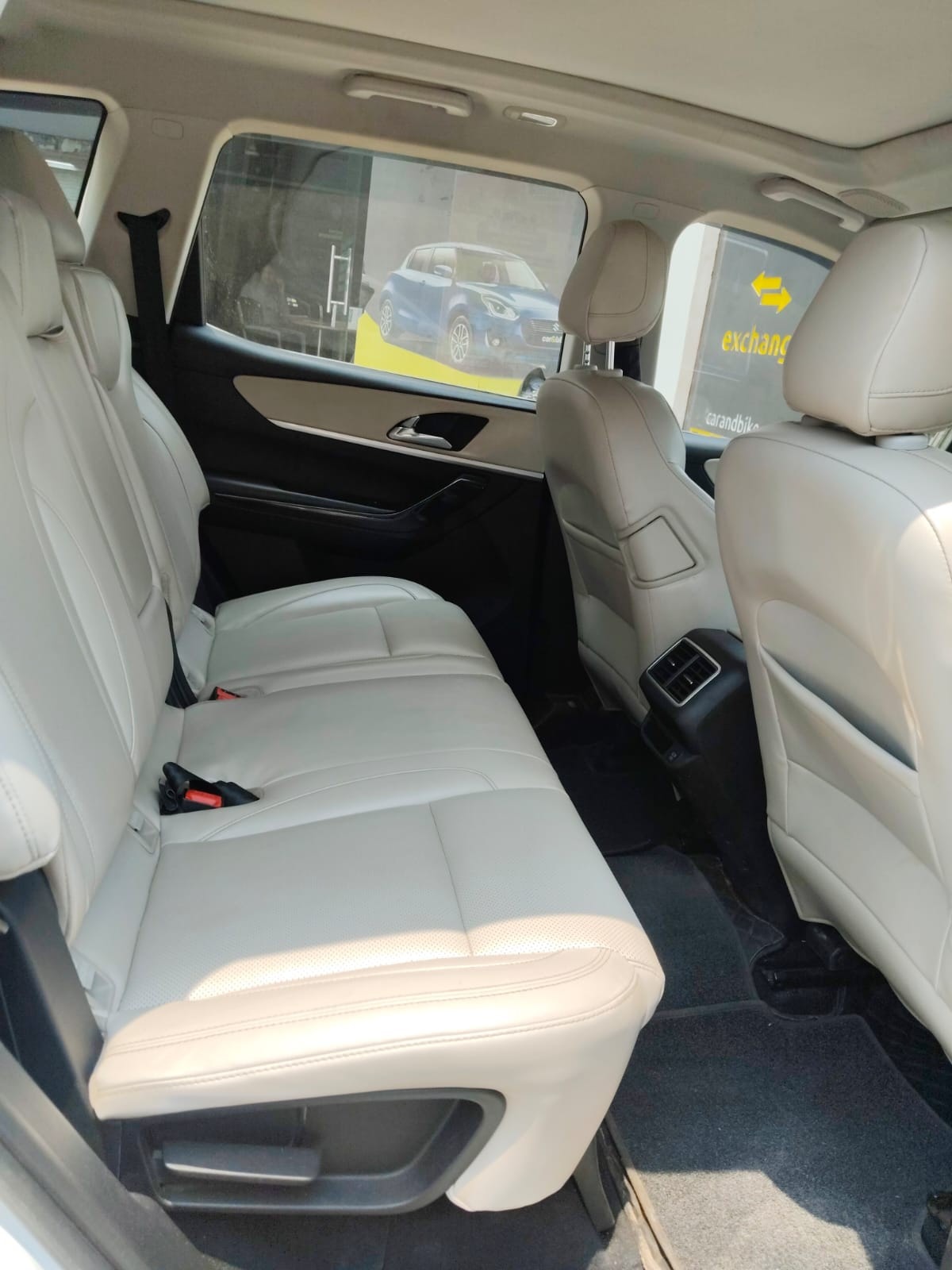 View 2022 Mahindra XUV700 AX7 AT Luxury Diesel 7 STR Image 15 Used 2022 Mahindra XUV700 AX7 AT Luxury Diesel 7 STR Image 15