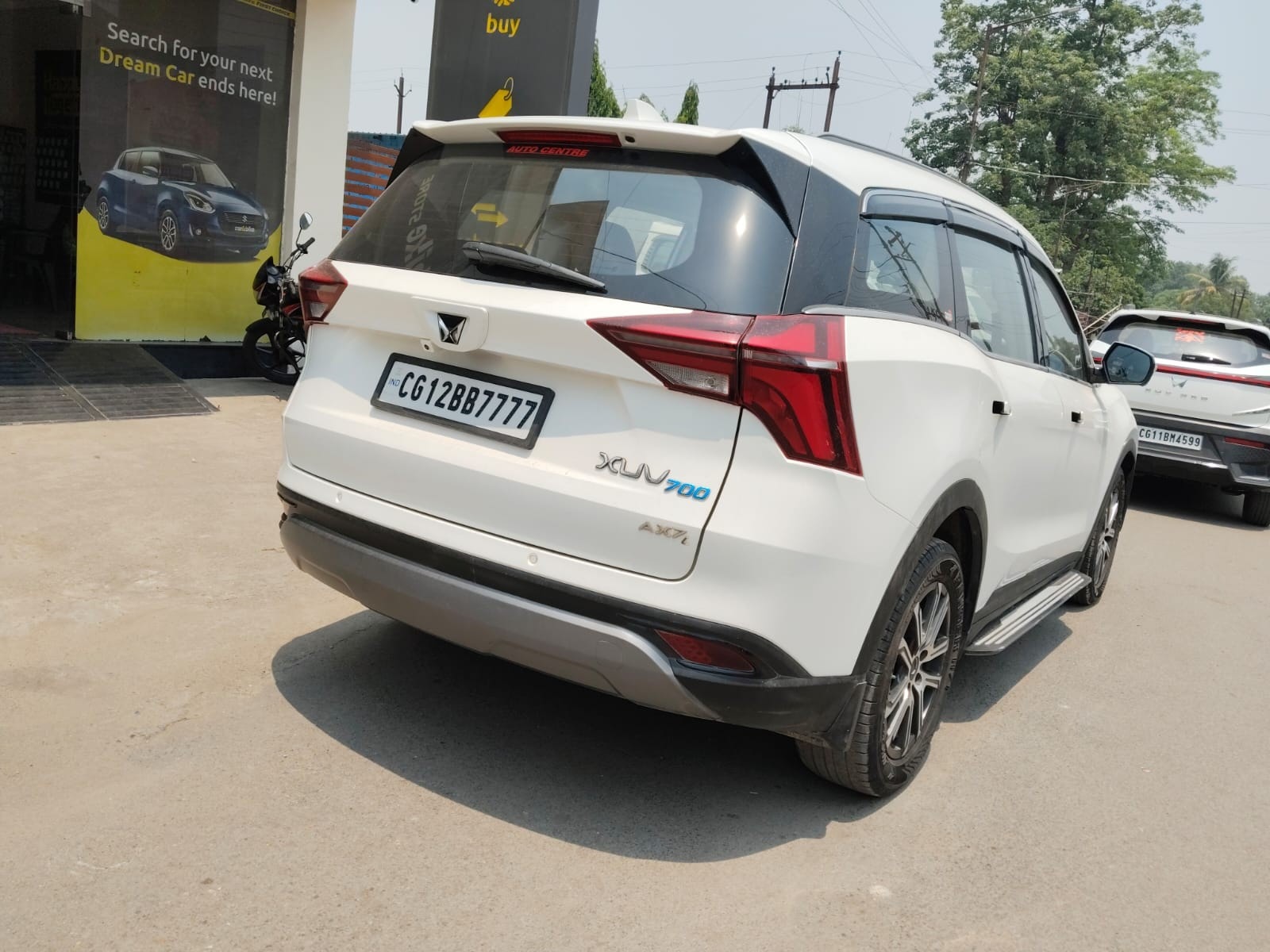 View 2022 Mahindra XUV700 AX7 AT Luxury Diesel 7 STR Image 14 Used 2022 Mahindra XUV700 AX7 AT Luxury Diesel 7 STR Image 14