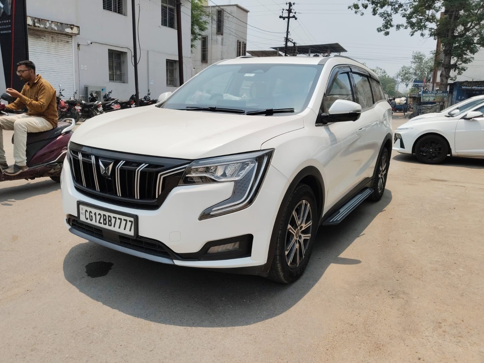 View 2022 Mahindra XUV700 AX7 AT Luxury Diesel 7 STR Image 1 Used 2022 Mahindra XUV700 AX7 AT Luxury Diesel 7 STR Image 1