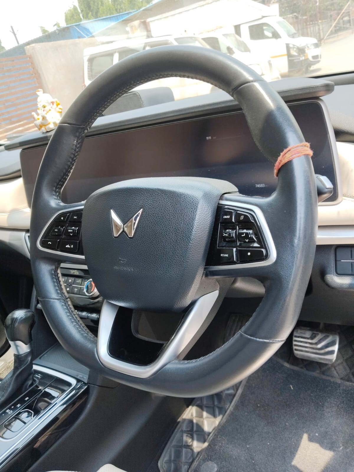 View 2022 Mahindra XUV700 AX7 AT Luxury Diesel 7 STR Image 11 Used 2022 Mahindra XUV700 AX7 AT Luxury Diesel 7 STR Image 11